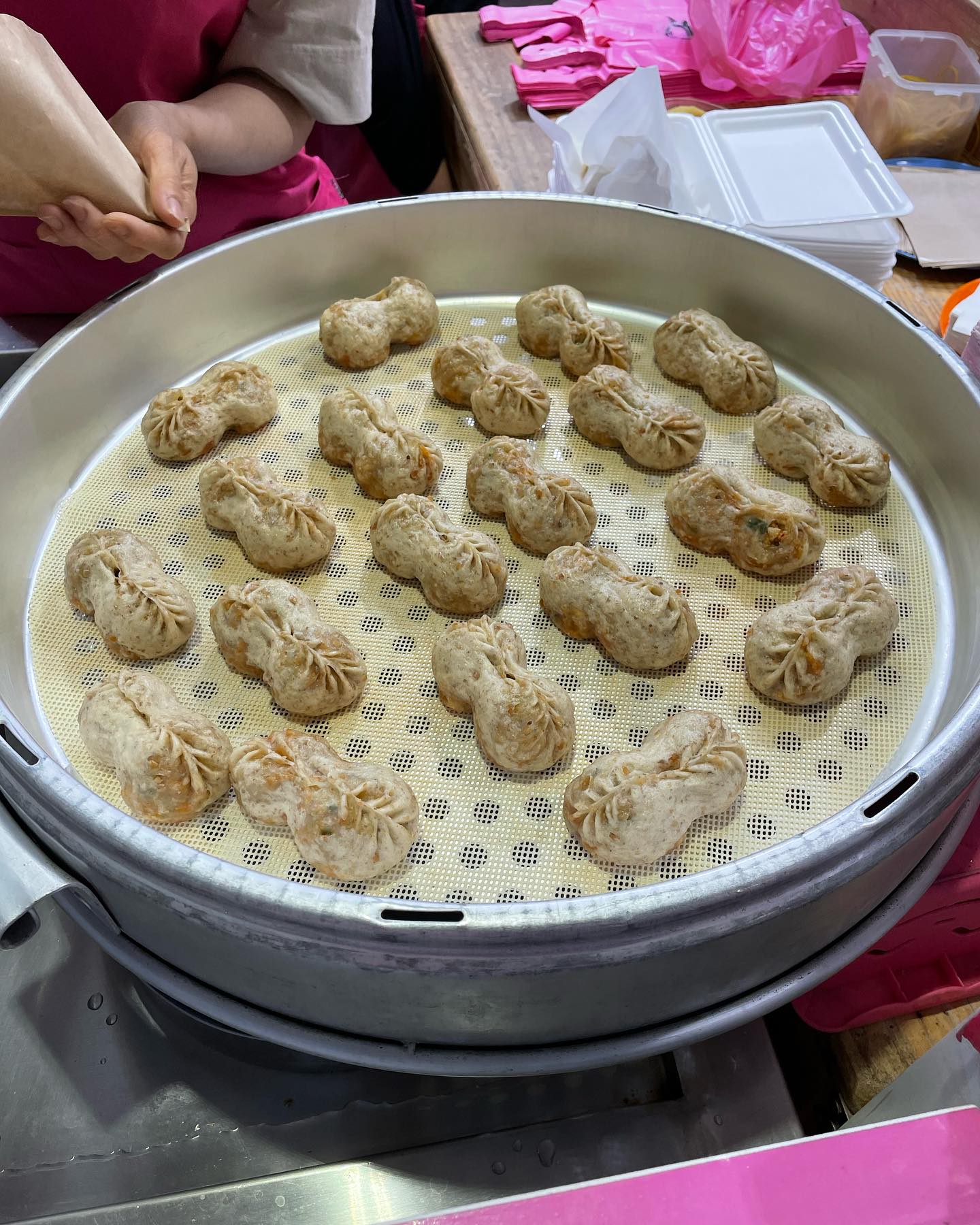 돼지네 땅콩만두 드셔보신분⁉️맛 어떤가요…!!!

📍#돼지네땅콩만두 #제주 #서귀포 #올레시장 

좀 따 사먹어야지 하고 사진찍어뒀다가 까먹고 빠르게 택시타고 귀가했던,,, 

* 21년 5월 사진입니다