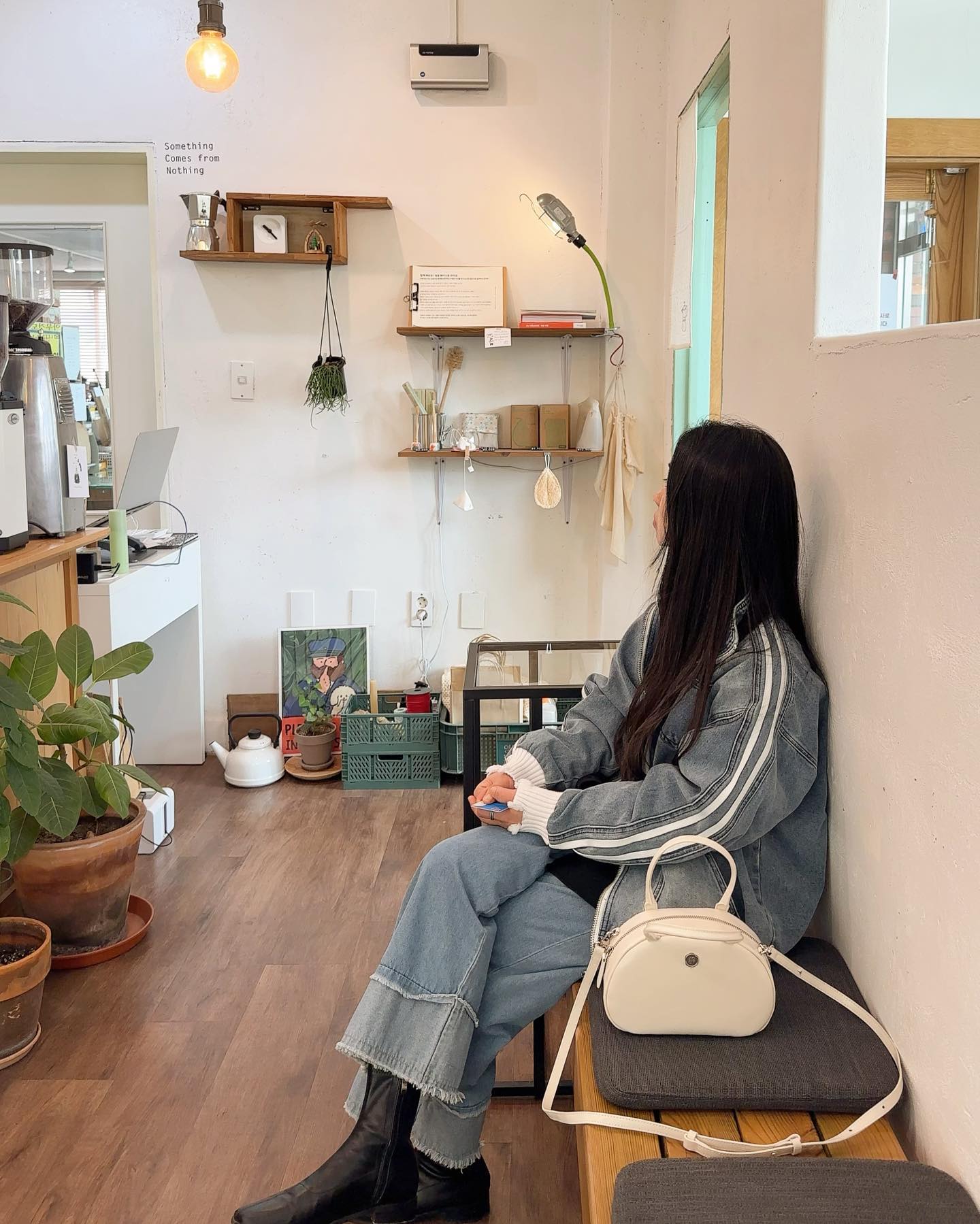 .
이번엔 귀여운 아오아오의 모히 아이보리 🫶🏻

저번엔 스퀘어 디자인과 블랙의 조화가 멋스러웠다면 
이번엔 동글동글 귀염뽀짝 디자인으로 아이보리 칼라가 매력적인 모히백으로 다양하게 스타일 내어보았어요 🤍

#아오아오#AOAO#모히백#디자이너브랜드가방#데일리백#가성비백#디자이너가방