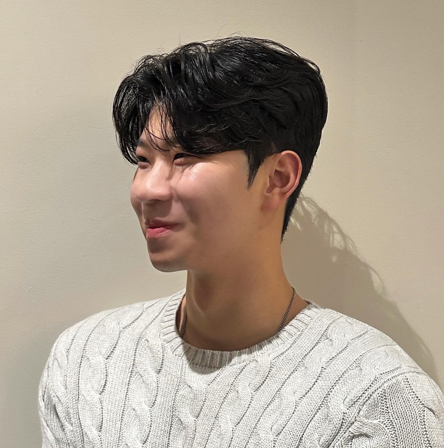 아주 인기 터지는 가르마스타일 👏🏻.
뒷머리 디자인 차이로 여려 스타일 가능 합니다👍
모델 구함 Dm주세용

#세미리프컷 #가르마스타일 #애즈펌  #댄디컷 #대전 #전주