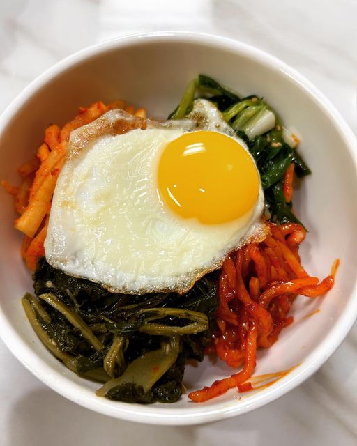 예지 먹스타❤️ on Instagram: "#광고 #찰보리 #비빔밥 ‘ 국내산 햅찰보리쌀로 만든 비빔밥❤️ ‘ 올해 생산한 햅찰보리쌀을 [도담미]에서 저렴한 가격에 만날 수 있어요!!😆 23년산 국내산