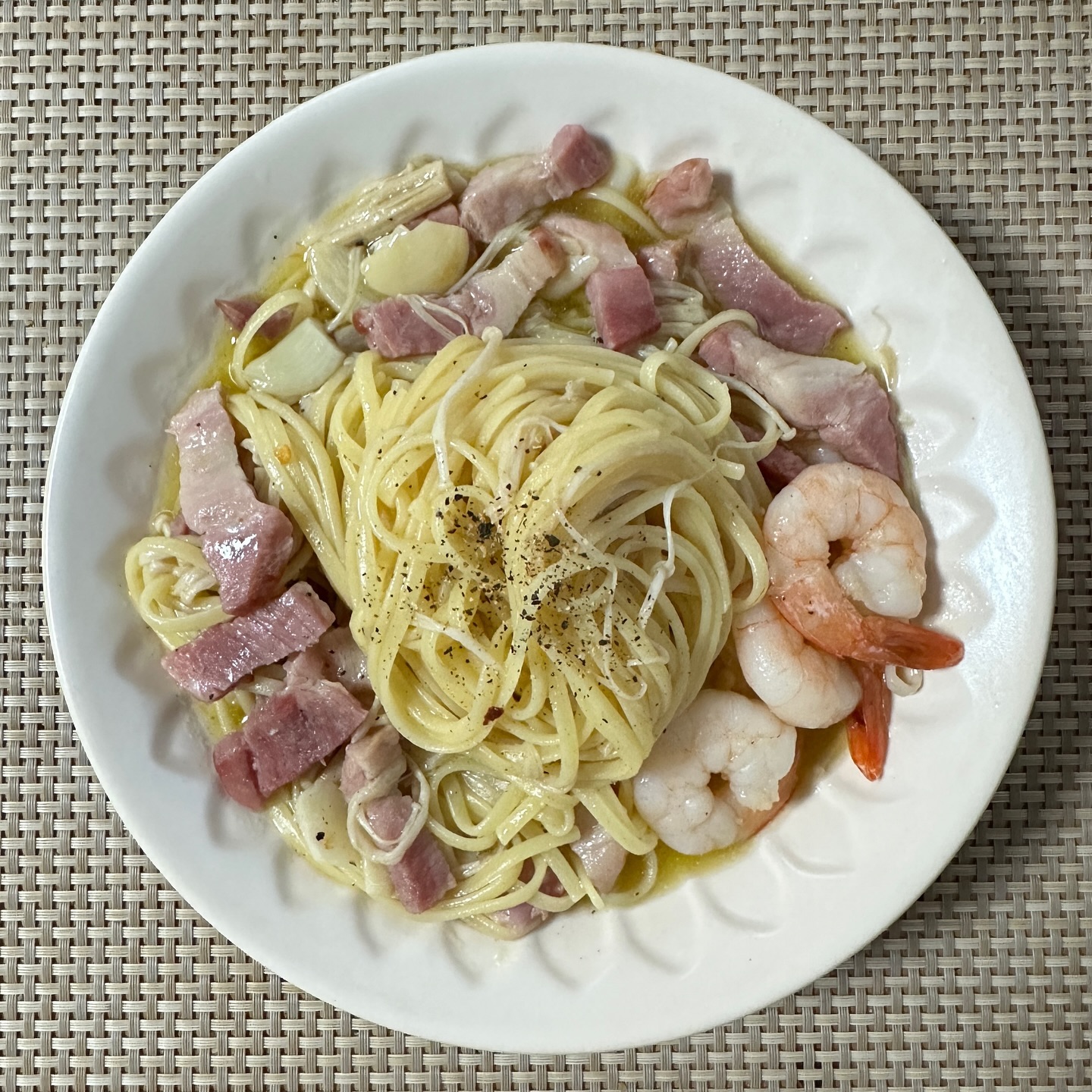 냉털 최적화
새우 베이컨 팽이버섯 오일 파스타🍝

자녁을 일찍 먹어야해서 던던하게 먹는다고 파스타 했는데 역시.... 파스타는 1인분 만들기가 제일 어려움ㅋㅋㅋㅋㅋ 

여튼 오늘도 혼자인데 귀찮아도 밥해먹기 완🤣