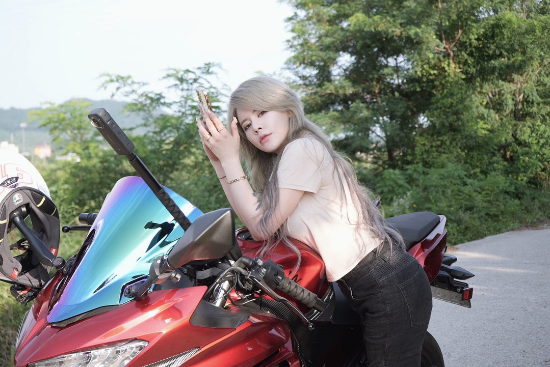 Let's go. It'll be cool🔥

날씨가 너무 덥네요..🔥
헬멧 쓰는 순간 숨 막히기 시작..ＴｪＴ

그래도 안전장비는 꼬옥 하시길🫶

여러분들의 몸은 소중하니까요(๑˃ᴗ˂)ﻭ
.
.
hufslow
ntbmoto