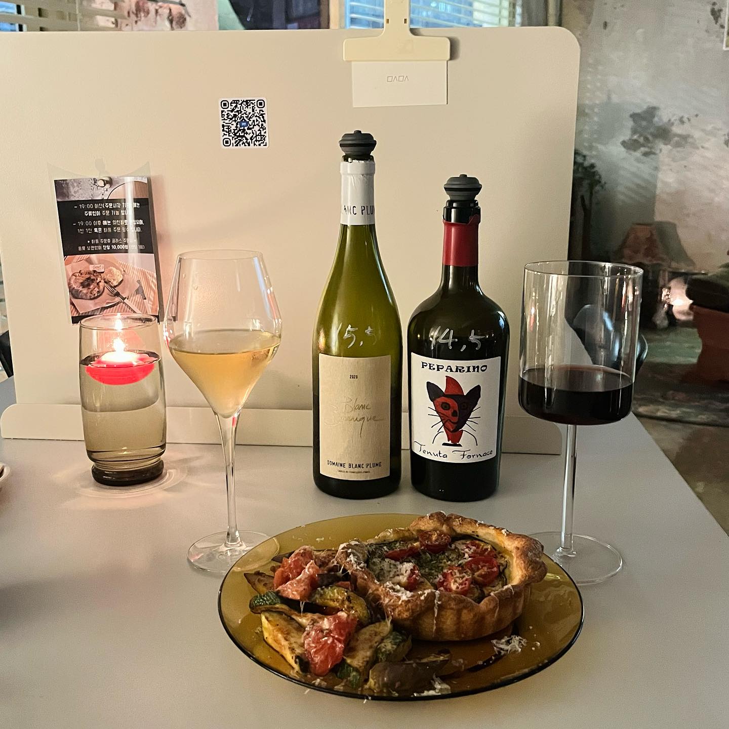 #협찬 #마실마실

와인 마시러 왔다가 파이에 반하는 곳❣️

Pie & Wine
파이맛집 & 분위기 좋은 가디와인바

알고 보니 가디 파이맛집
직접 만든 수제 파이가 넘 맛있어요! 

✅ 마실마실의 시그니처 메뉴 라따뚜이를 변형한
라따뚜이 파이 플래터
✅ 소고기 및 각종 재료로 만든 파이에
매쉬드 포테이토를 함께 즐기는 미트 파이 플래터
✅ 그릴드 치킨에 애플 시나몬 콩포트를 얹어 먹는
애플 시나몬 치킨파이 플래터

그리고 다양한 내추럴 와인들 🍾
4종류의 글라스 와인과 다양한 보틀 와인을 즐길 수 있어요. 

🥧 라따뚜이 파이 플래터 16,900원
마실마실의 시그니처 메뉴 라따뚜이를
파이로 즐기고 곁들임으로 나오는
타바스코 소스 그릴드 야채와 함께 먹어요.

🍷 레드와인 14,500원
테누타 포나체, 페빠리노
Tenuta Fornace, PEPARINO
이탈리아 피노누아
첫 맛은 진한 산미, 긴 피니시에서 느껴지는
오크터치 바닐라의 맛

🥂 화이트와인 15,500원
도멘 블랑플룸, 블랑 바리크
Domaine Blanc Plume, Blanc Barrique
샤르도네&쇼비뇽블랑 블랜드
프랑스 내추럴 비건와인 
오크숙성 스카치 위스키 같은 느낌의 화이트 와인

+ 서비스로 주신
🍄 새송이버섯 오븐구이
통으로 오븐에 구운 새송이버섯 위에
모짜렐라 치즈와 파슬리가 솔솔
소금에 꼭 찍어 먹으면 버섯 스테이크! 

📍서울 금천구 벚꽃로56길 100 1층
📲 0507-1304-3785
🕖 월~금 17:00-24:00 (라스트오더 22:50)
/ 토 16:00-22:00 (라스트오더 20:50) / 일요일 정기휴무
🚙 지하철 1, 7호선 가산디지털단지역 5번 출구 도보 5분
⭕️ 주차불가, 예약, 단체 이용가능, 와인 테이크아웃 할인

#리뷰노트 #가산디지털맛집 #서울와인바
#파이맛집 #가디와인바 #가디분위기좋은술집
#가디데이트 #가디소개팅
#와인바 #데이트 #모임 #2차 #회식후 #간단하게 #내추럴와인 #가볍게한잔 #추천와인 #시즌메뉴
lmasilmasill