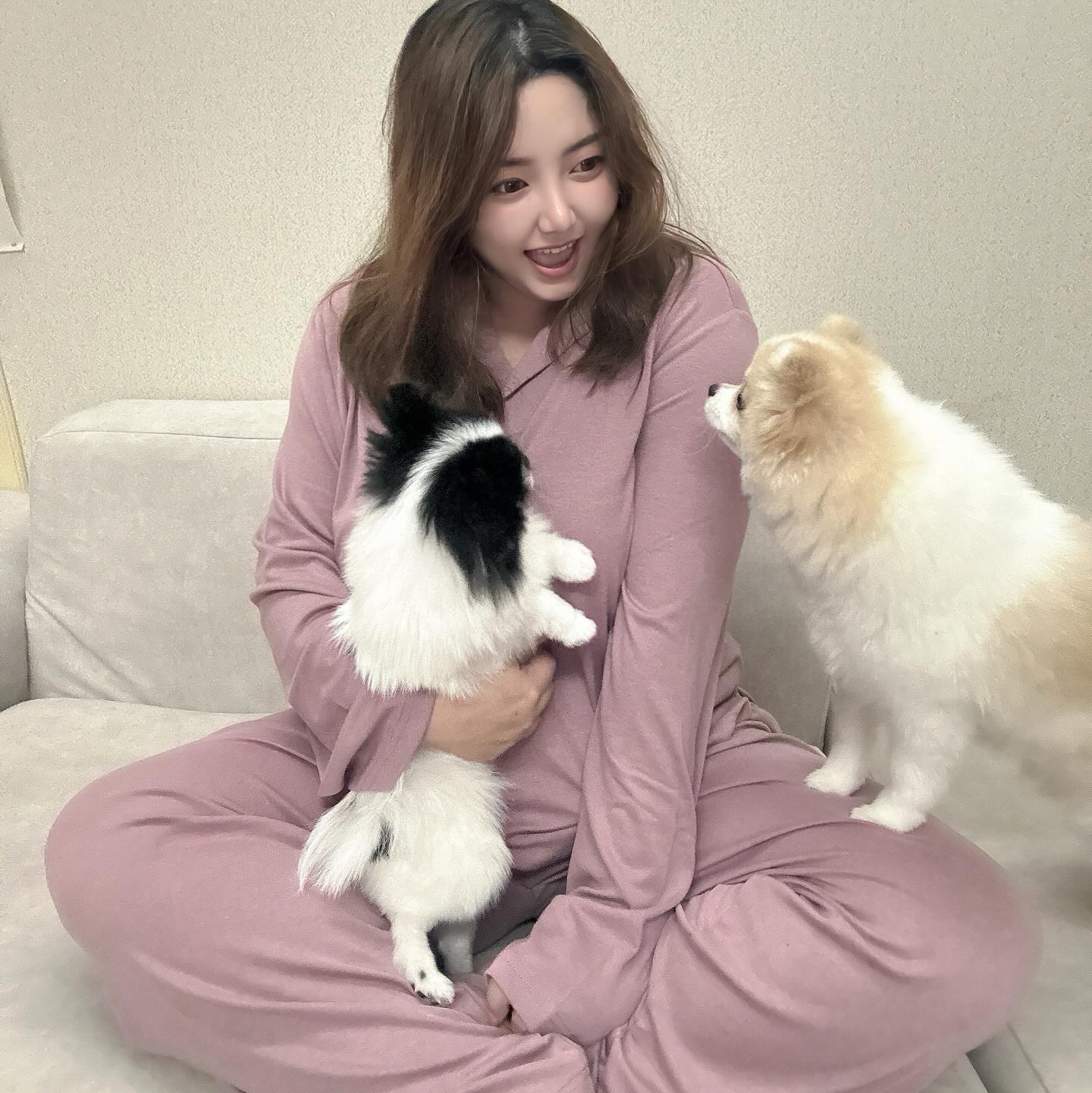 #협찬
aiseunderwear

편한 잠옷 발견!! 두둥!
에이세 살결 파자마가 가을&겨울 버전으로 파자마가 업그레이드 되어서 출시 되었다고 해요 ㅎㅎ

집에서 편안하게 착용하기 딱 좋더라구요.
원단이 프리미엄 피치 기모 원단이여서 촉감이
엄청 부드럽고 신축성이👍 찐으로 편안해요 ㅋㅋ
거기에다가 제가 피부가 민감한데 민감한 피부를 위해 자극 없는 안정성 테스트까지 모두 완료!!

사이즈가 44부터 99까지 다양하게 나와서 커플 잠옷이나 부모님 선물로 해드리는것도 추천❤️

세탁을 자주해도 옷에 변형 또는 구김이 잘안가서 세탁할때 건조할때 걱정 없이 막 빨아도 되요 🤭

제가 제일 맘에 들어하고 좋아하는 부분은 뱃살 윤곽이 부각되지 않아서 편하게 입을 수 있어 최고인거같아요 ㅎㅎ
거기에다가 저의 짧디 짧은 다리를 조금이라도 길어 보이게 하고 실루엣은 안보이지만 세미 와이드 핏도 있고 어깨핏도 딱 떨어져 라인이 이뻐보여요❤️

그리고 마지막으로 바지에 주머니가 있어서 가볍게 집앞 편의점 갈때 폰이나 지갑 넣어서 편안한 외출이 가능해요 ㅎㅎ 
구매처는 -> https://tinyurl.com/4jefcrs4

#잠옷 #파자마 #가을파자마 #라운지웨어 #홈웨어 #커플파마자 #파자마추천 #에이세파자마 #에이세잠옷