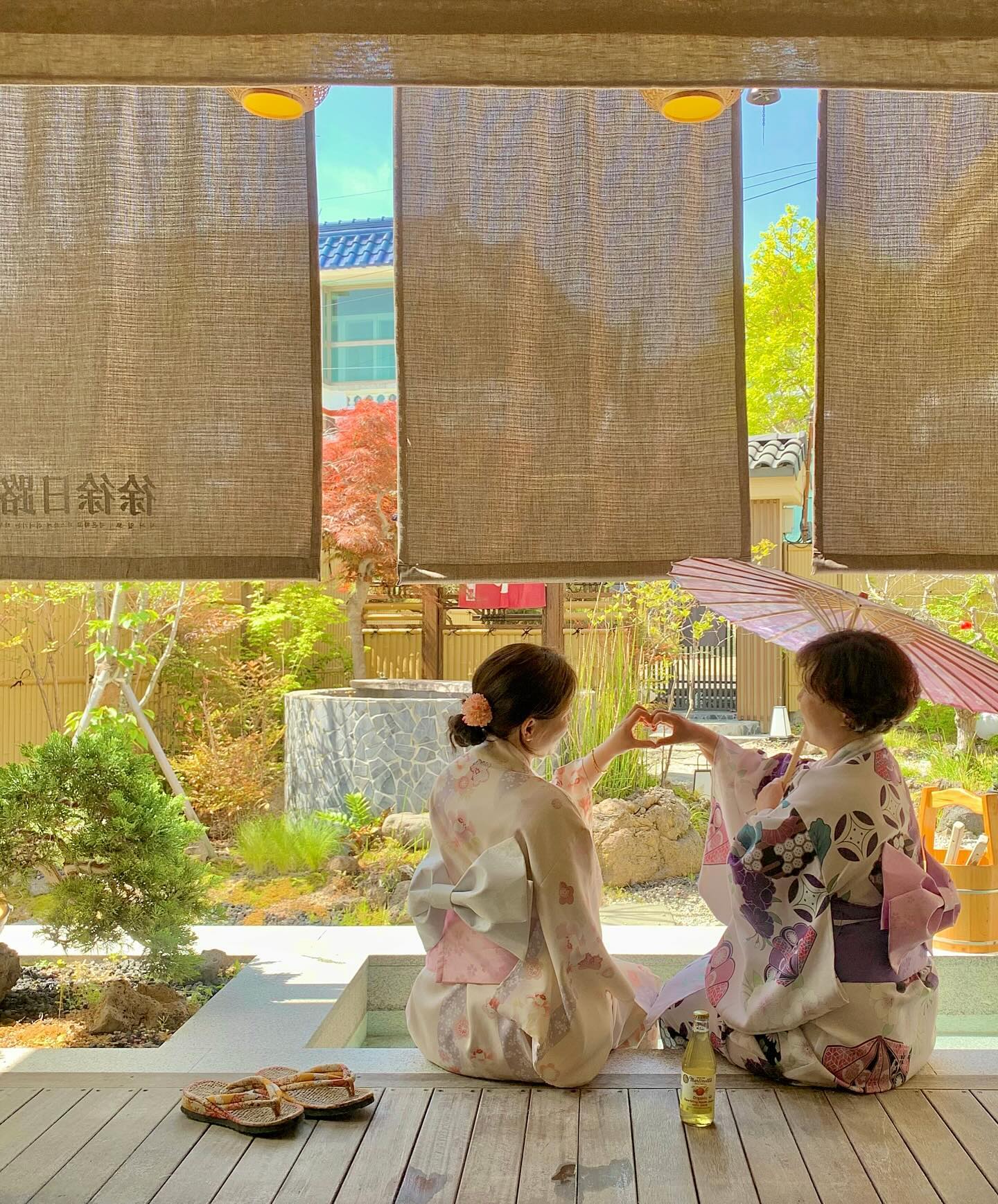 대문을 열면 눈앞에 펼쳐지는 일본 감성 료칸 스테이 #영도서서일로 🎋

엄마와 단둘이 떠나는 부산 여행을 잊지 못할 이색데이트로 추억할 수 있게 해준 공간,,,ᰔ

입이 떡 벌어지는 정원부터 족욕탕, 야외 노천탕, 실내 자쿠지 그리고 건식 사우나까지 있어 부모님 만족도 최고🤎

유카타 맛집이라고 할 만큼 다양한 디자인의 유카타와 각종 소품들 그리고 웰컴 다과와 사케까지,,👘🍶

서서일로에서 비행기 없이 힐링 가득한 일본 여행 대성공🌿

(영상통화로 룸 투어 함께 한 아빠,,, 다음엔 같이 오자♥️)

🏡영도 서서일로 stay.seoseoilo 

📍부산 영도구 태종로384번길 24
.
.
◽️기준 2인 최대 4인
◽️독채, 자쿠지, 족욕실, 건식사우나, 다다미테이블, 웰컴다과&사케, 블루투스 스피커, 빔프로젝터, 에어랩

#부산서서일로 #영도서서일로 #부산감성숙소