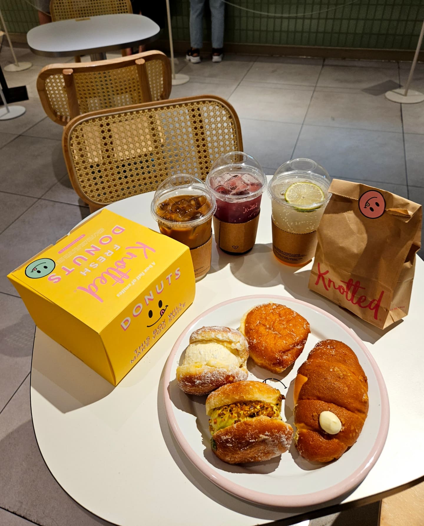 #협찬 

노티드에서 새롭게 선보이는 스타일 신메뉴 마리토쪼 가 출시되었다고하네요 🤍
여름 시즌을 겨냥하여 알록달록 싱그러운 과일이 넘 맛있어 보여요 🤍💝

제가 먹은 도넛은 
♡모카번 연유 크림 소금빵 
♡피스타치오 크림 도넛 
♡카야버터 도넛 
♡우유 생크림 도넛 

먹었는데 다 너무 맛있어서 감동적이었어요🍩

음료는 파인애플 라임 에이드랑 블랙 사파이어 에이드, 콜드브루 라떼 마셨어요 

신상 음료가 시원하고 맛있고 또 생각나는 맛 🍍

마리토쪼 뜻은 
풍성한 크림 속에 반지나 보석을 숨겨 프러포즈하던 이탈리아 전통에서 유래, 이탈리아어로 남편을 뜻하는 ‘마리토(Marito)’에서 따온 이름이라고 해요 
튀기지 않고 담백하게 구워낸 브리오슈 번 사이 달콤한 크림을 듬뿍 채워 넣은 이탈리아 디저트인데 다음에 저도 꼭 신상 먹으러 또와야징 💘🤍

 

 #노티드신메뉴 #노티드마리토쪼 #노티드신상 #이번주신상 #신상디저트 #마리토쪼