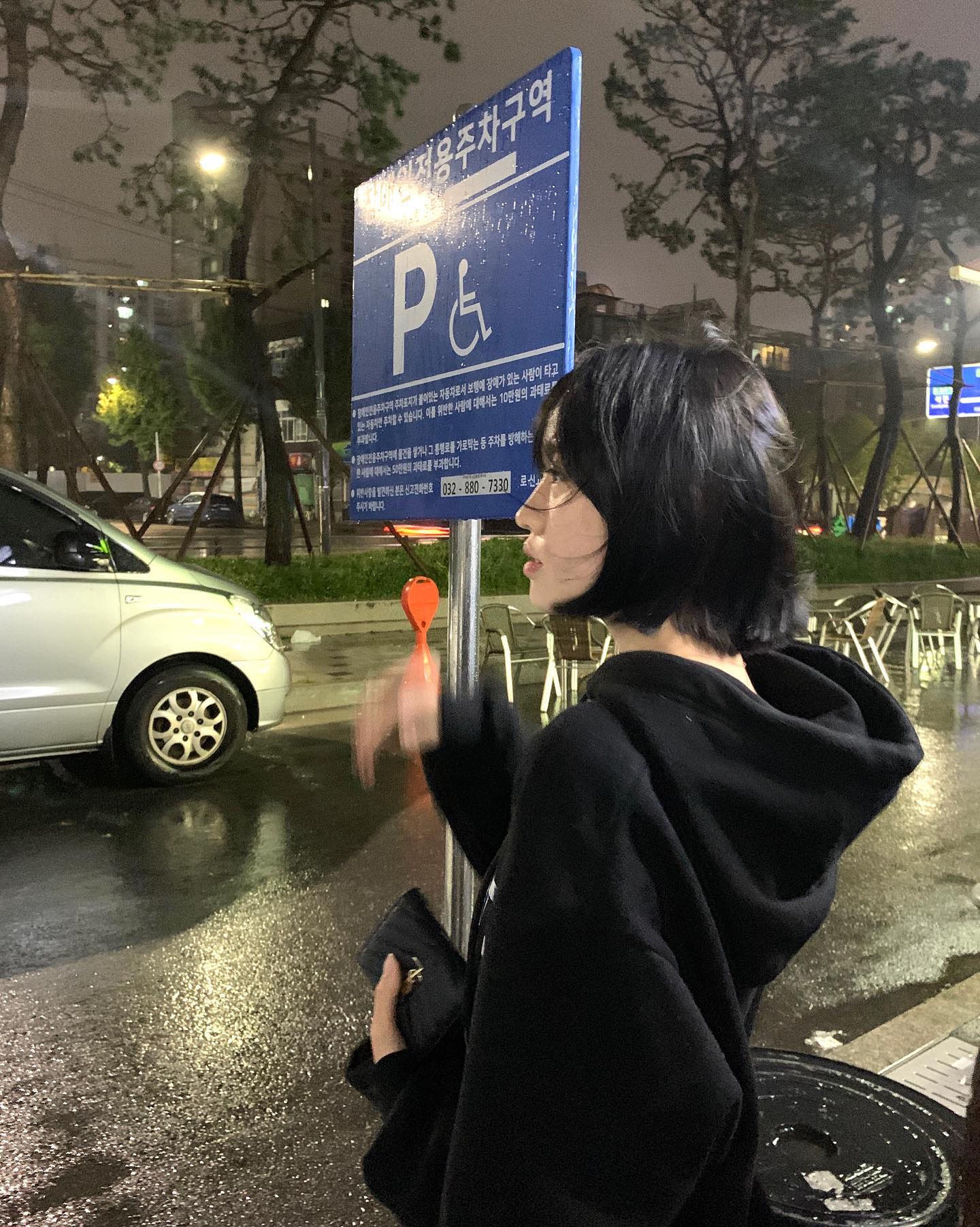 비를 몰고 다녀요..