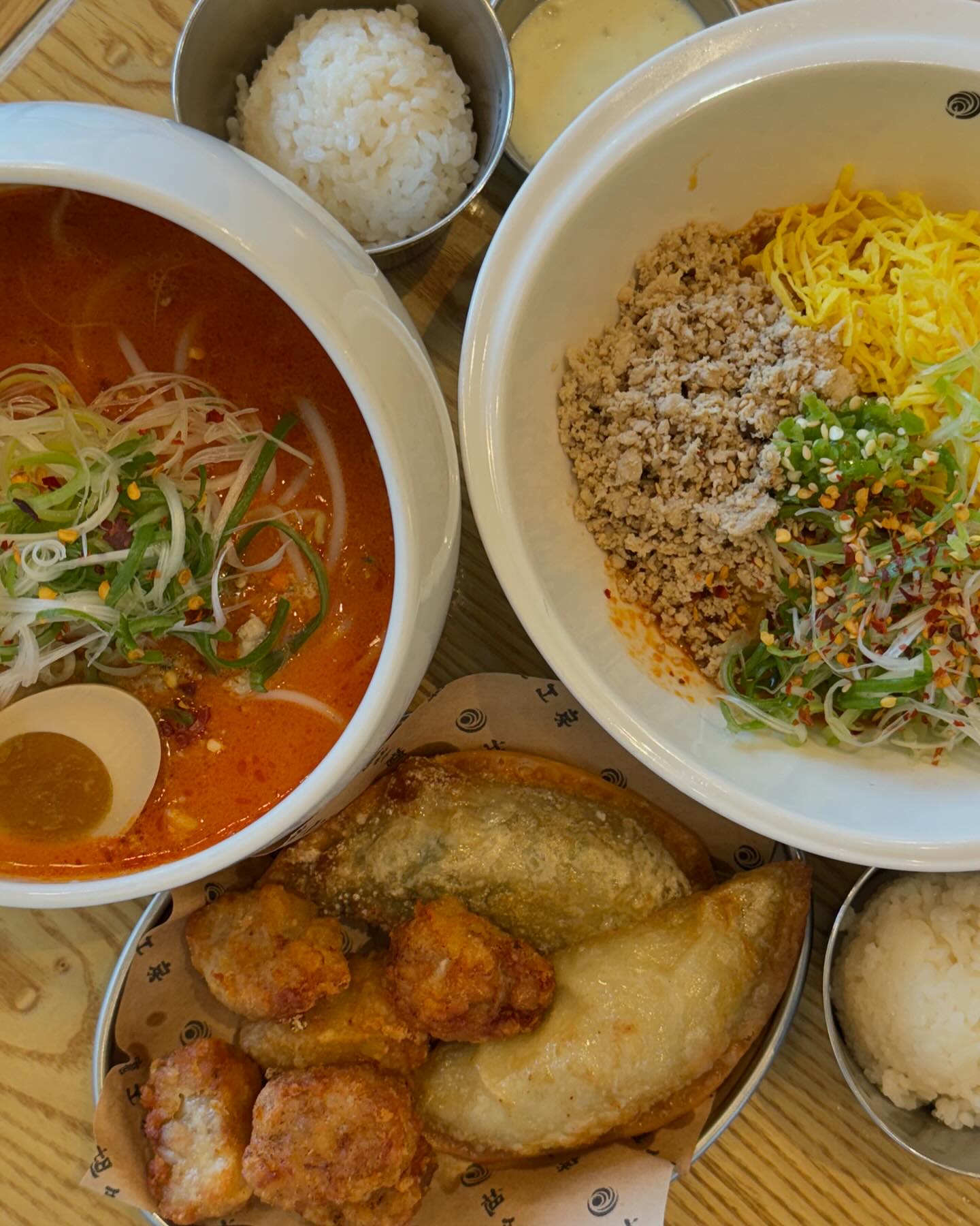 #협찬#리뷰노트
군산디오션에 탄탄면 맛집 탄탄면공방🍜 음식의 맛과 온도를 지키기 위해서 특수 제작된 달항아리 사기그릇을 사용해서 음식을 다 먹을때까지 맛을 그대로 유지할 수 있음! 시그니처 탄탄면은 고소하면서 매콤한 국물이 자극적이지 않고 부드럽고 맛있음!!!!! 세트메뉴도 있으니 튀김교자까지 먹어주면 잊지못할 맛의 신세계를 경험^^ 면 다 먹고나면 밥도 야무지게 말아서 먹어보장⭐️ #군산맛집#군산롯데몰맛집#군산탄탄면