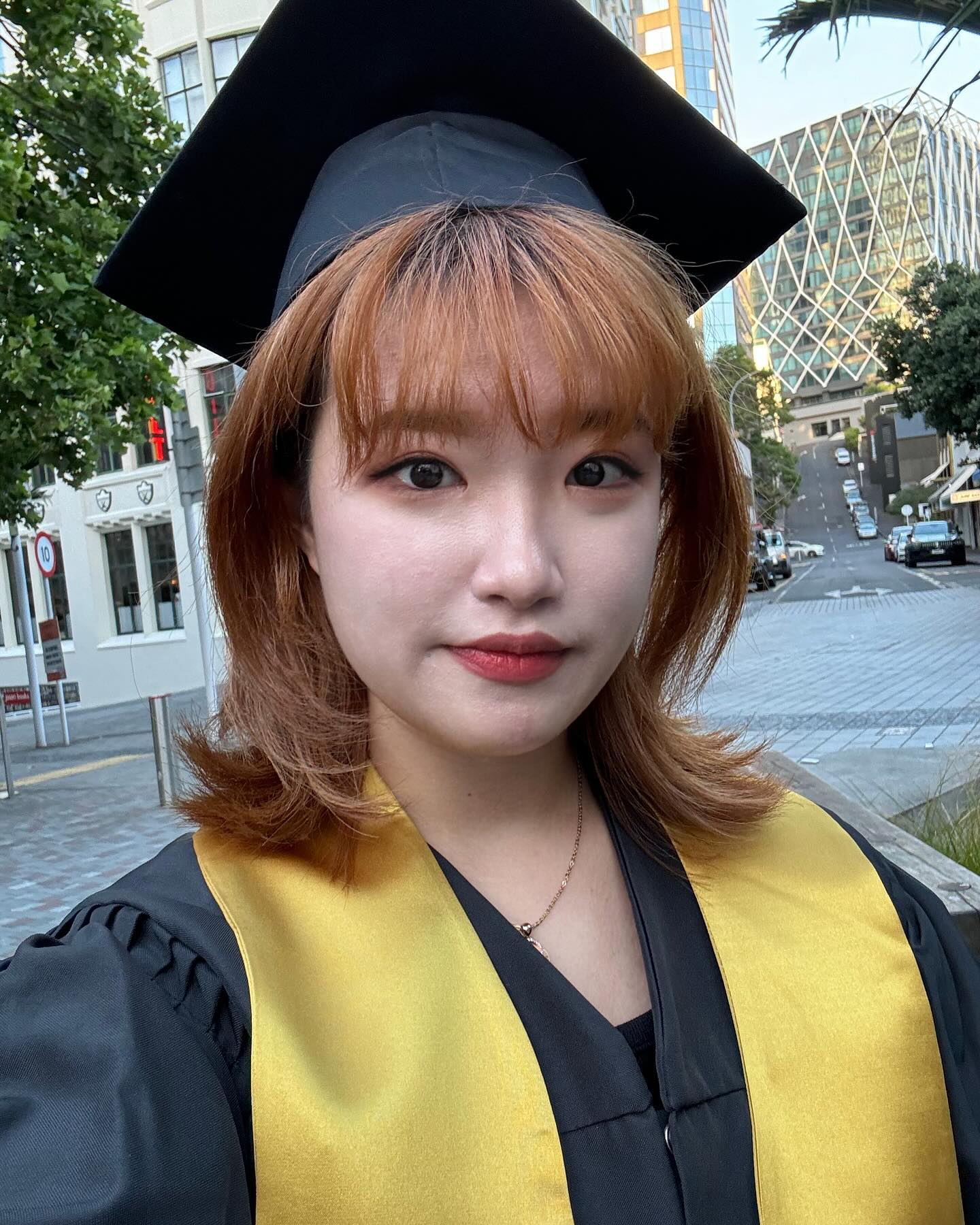 나도 졸업이잖아🫶🏻👩🏻‍🎓🎓
학사모 던질때 사람많은데 부끄러워서 웃느라 눈이 안떠져ㅋㅎㅋㅎㅋㅎㅋㅋ
졸업 축하해주신분들께 모두모두 너무 감사합니당٩(♡▽♡ )۶ 

#교수님들 #뉴질랜드까지 #학사모 #들고와주셔서감사해요 
#뉴질랜드에서 
#오늘은 #내 #졸업이야 #즐거워완전🤟 
#졸업 #백석문화예술대학교 #뷰티토탈