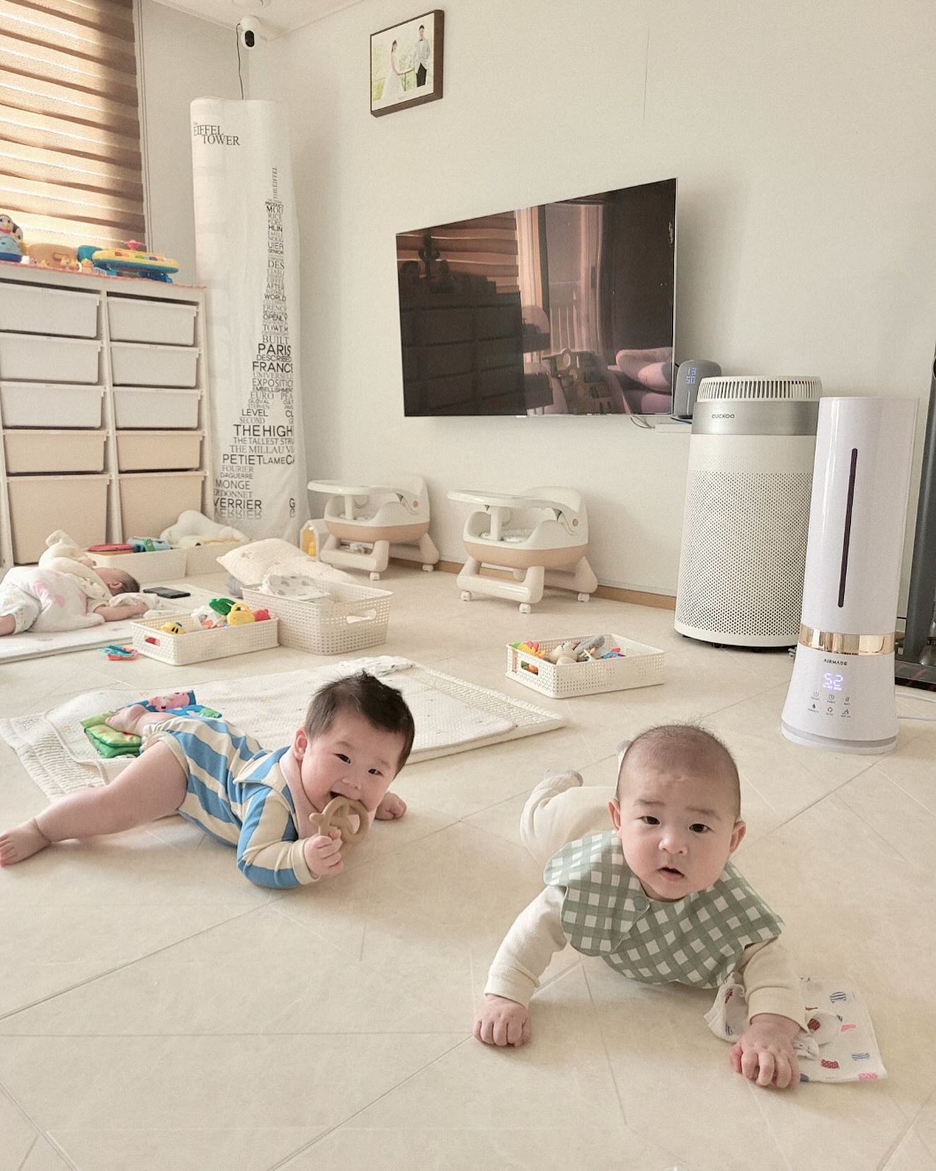 낯가릴줄 알았는데 둥이네서 몇시간동안
동요에 엉덩이 들썩거리던 우주!...
친구들도 많이 보고 (무려7명!..)
첫 공동육아 성공했어요😃

#토끼띠아기 #토끼띠모임 #공동육아