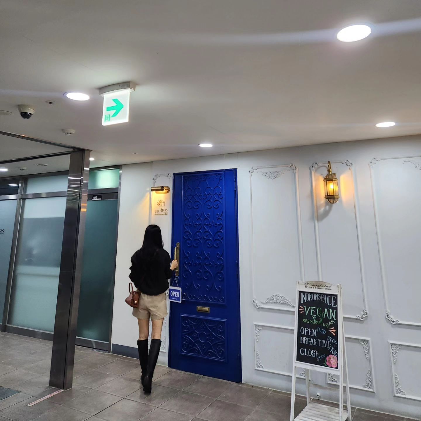 오랜만에 #공간녹음
매주 금토 #라이브공연 
일부러 공연시간 맞춰갔는데
하필 그날만 공연이 없다구 ..
그래도 음악도 좋고 스크린엔 계속 불멍중이라 분위기엔 취하게 되더군..
셀러 뒤 프라이빗한공간은 미리 예약하면
2시간 온리 우리만의 공간!

#마곡비건식당 이라 밤늦은시간
탕수육도 부담없고!!!!

라이브공연  다메는 꼭 볼 수있길!

-매주 금,토일은 라이브공연 있어요!
-야외테라스 있어요^^
-프라이빗한 룸 있어요!
-비건식당이에요!

#마곡와인바 #마곡비건식당
#마곡재즈바 #마곡술집
#마곡맛집 #마곡라이브바