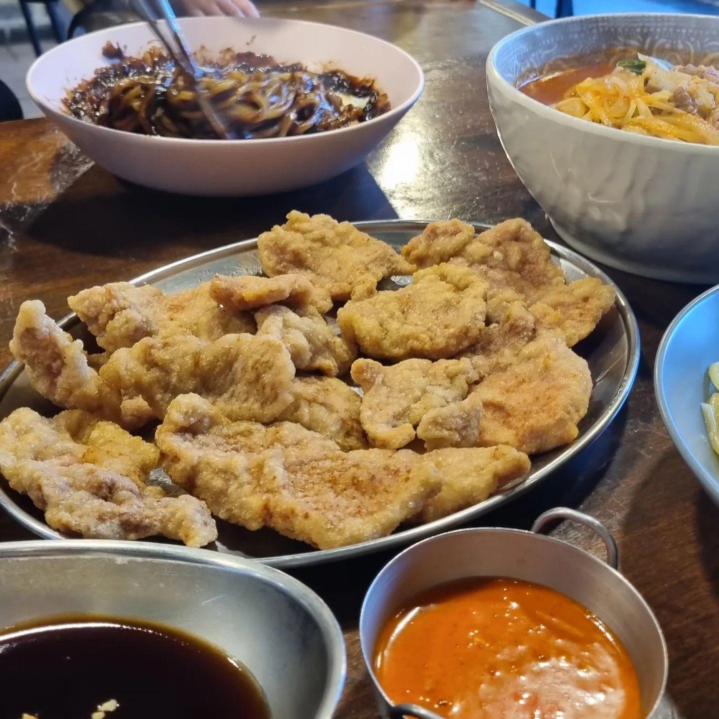 #협찬이지만진심담은솔직후기 
울 동네 짬뽕 맛집 마산 삼천도씨
유명한건 알았는데 애들데리고 가기 힘들어서 고민하던 중
용기내서 방문ㅋㅋㅋ
아기의자 있고 무엇보다 짜장면이 너무 맛있어서 애들 진심 흡입..
7살 3살 둘 데려가서 짜장면은 각 한그릇씩 시켜주곸ㅋㅋㅋ
큰애가 한입 먹더니 여기 왜 유명한지 알겠다며ㅋㅋㅋㅋㅋ
우리는 우삼겹짬뽕이랑 돼지튀김🫶
짜장면도 진한데 짬뽕으로 유명한 곳 답게 진짜~
진국🥹🥹🥹
감동 그잡채...🫶🫶🫶❤️
재방문의사 백퍼

#창원맛집 #창원짬뽕 #창원짜장면 #창원중국집 #마산중국집 #마산삼천도씨 #삼천도씨