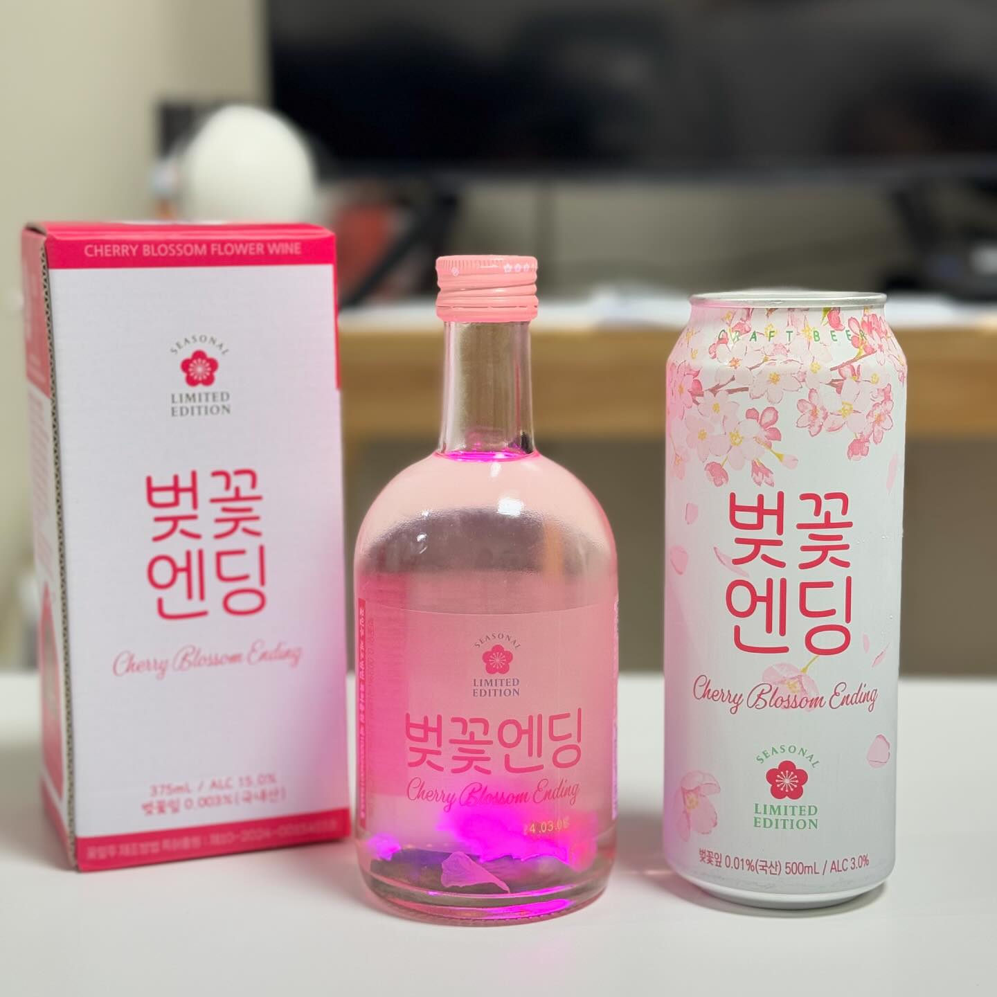 #협찬 
감성충만 벚꽃엔딩 맥주, 벚꽃주 GS25와
술마켓에서 만나세요➰➰➰🙏🏻

🩷벚꽃엔딩 수제맥주🩷
라즈베리와 국내산 벚꽃잎이 들어가 상큼 달콤한 맛과
향이 정말 좋았던 알코올 3.0% , 알쓰인 나도 부담없던 맛

🩷벚꽃엔딩 벚꽃주🩷
국내산 사과와 겹벚꽃이 들어갔으며, 술병내에
하늘거리는 예쁜 벚꽃잎과 구성품 LED코스터로
벚꽃의 아름다운 감성을 더욱 느낄 수 있고
패키지가 여심을 자극 시키는,, ➰➰➰

제품구매는 전국 GS25와 술마켓에서 구입 가능해요!

#GS25 #벚꽃엔딩 #벚꽃 #cherryblossom #벚꽃축제 #벚꽃명소 #벚꽃놀이 #벚꽃엔딩맥주 #벚꽃엔딩벚꽃주