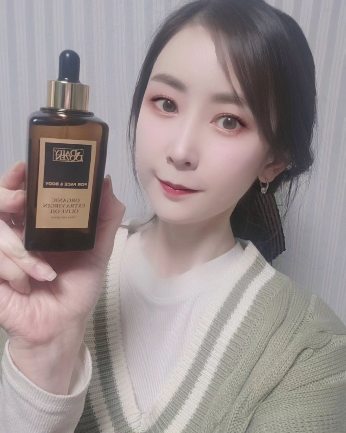 #협찬 grinif_official #유기농오일 #페이스오일
한 방울만으로도 촉촉하고 부드러운 보습감으로 건조한 요즘딱이네요.^^
오일한방울로 기존 화장품 제품의 효과를 UP!!UP!!
용량도 적지않은 100ml 대용량 멀티오일로 얼굴뿐아니라 유기농오일로 
보습이필요한 어디든사용가능해요!!피수 속 영양두 채우구 유수분밸런스 유지에도 좋아요,
얼굴뿐아니라 바디마사지로두 훌륭합니다~!!
간편한 블렌딩으로 기본스킨케어에 블렌딩해서 보습감이좋아요.겨울에 더욱 좋은거같아요저는!
사계절 메마르지않는 피부를 위해 데일리더즌 유기농 페이셜 오일로 세수하고 토너 다음단계에 
2~3방울 덜어 피부에 부드럽게 마사지하듯 흡수시켜주면되요!!또 앞에서도 언급했듯이 기존 쓰는 스킨케어에
한방울만 블렌딩해 바르면 촉촉 꿀피부완성^^!!호호바,오리브,아르간,로즈힙,스윗아몬드등등 
취향에 맞게 골라서 사용하면될듯해요^^
#홈케어 #뷰티 #다이어터 #08L #신상품나왔을땐 #페이셜오일 #유지어터 #청순