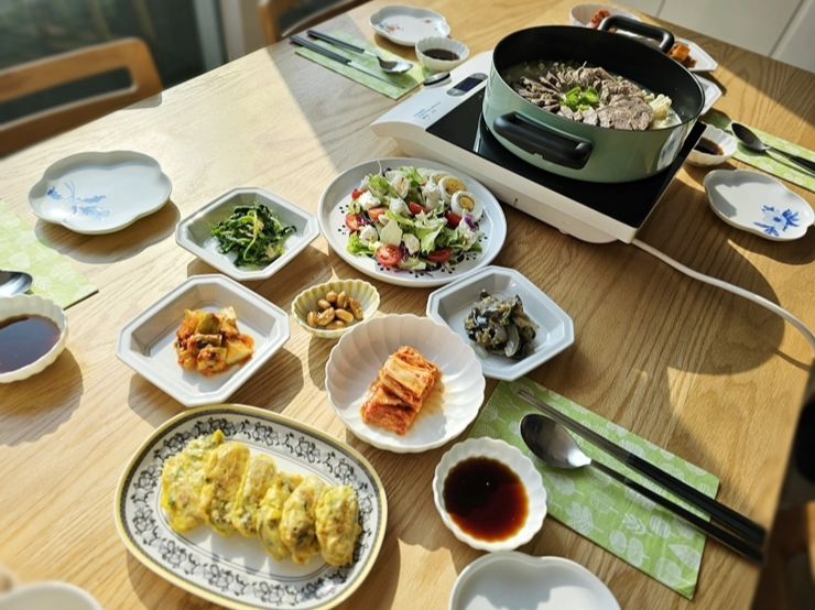 🎈
Lynn's table 오픈했던 날

이번엔 배민 말고 집밥 🙂

#일상기록 #사태수육
#두달전사진올리기
#즐거운만남 #햇살맛집
#사진이넘노랗게나옴
#커텐하자 ㅎㅎ#린식탁
#온더테이블 #집밥