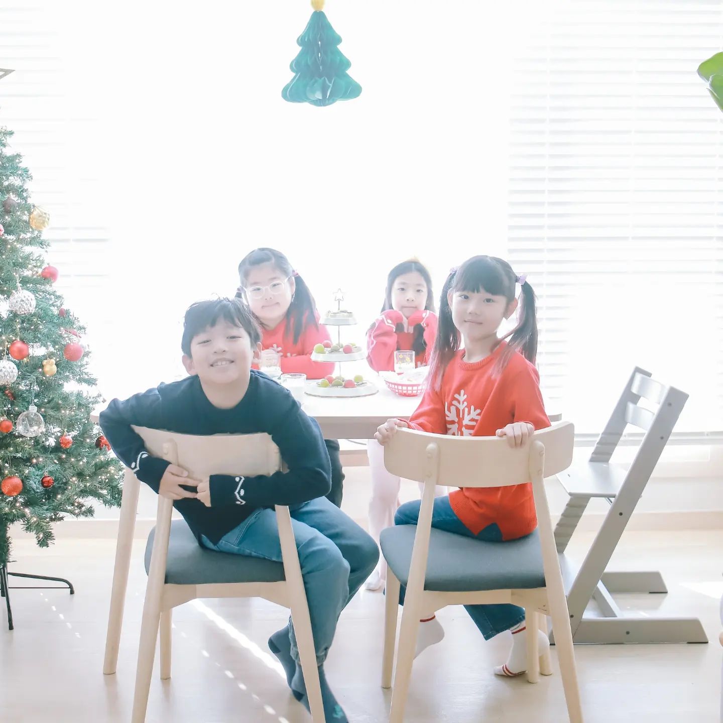 협찬) 🎄#미리크리스마스 🎄

파티에 진심인 엄마는 
작년에 이어서
올해도 #크리스마스 #홈파티 를 즐겼다죠 룰루랄라 🎵

작년엔 아이들 옷 컬러만 맞췄는데
올해는 #오디소 에서 단체복으로 맞췄거든요?
덕분에 인생사진 마니마니 겟했네요  유훗 : -)

4살부터 쭉 함께 해본 #여사친 들과도
잘 지내는 우리아들 보면 뭉클뭉클 
평~~생 이렇게 이쁘게 잘 지내면 얼마나 좋을까?😚😚
(살짝쿵 엄마는 욕심을 내어봄 ㅋㅋ)

울 아이들 옷 궁금하실까봐 살짝 정보 남기자면요 
오디소의 눈꽃이고요 

우리아들은 키 137cm
몸무게 34kg
사이즈 17호 하니깐 
약간 루즈핏으로 이쁘게 입힐 수 있네요 

✅️ 더 많은 #가족룩 #친구룩 #패밀리룩 정보는 
zalnaga1016 혹은 아래 사이트 참고하세요 
smartstore.naver.com/dagachizalnaga

#친스타그램 #크리스마스 #크리스마스사진 #크리스마스파티사진 #프렌즈룩 #초딩맘 #부산맘 #부산스타그램 #단체복 #단체복주문 #홈파티그램 #크리스마스홈파티