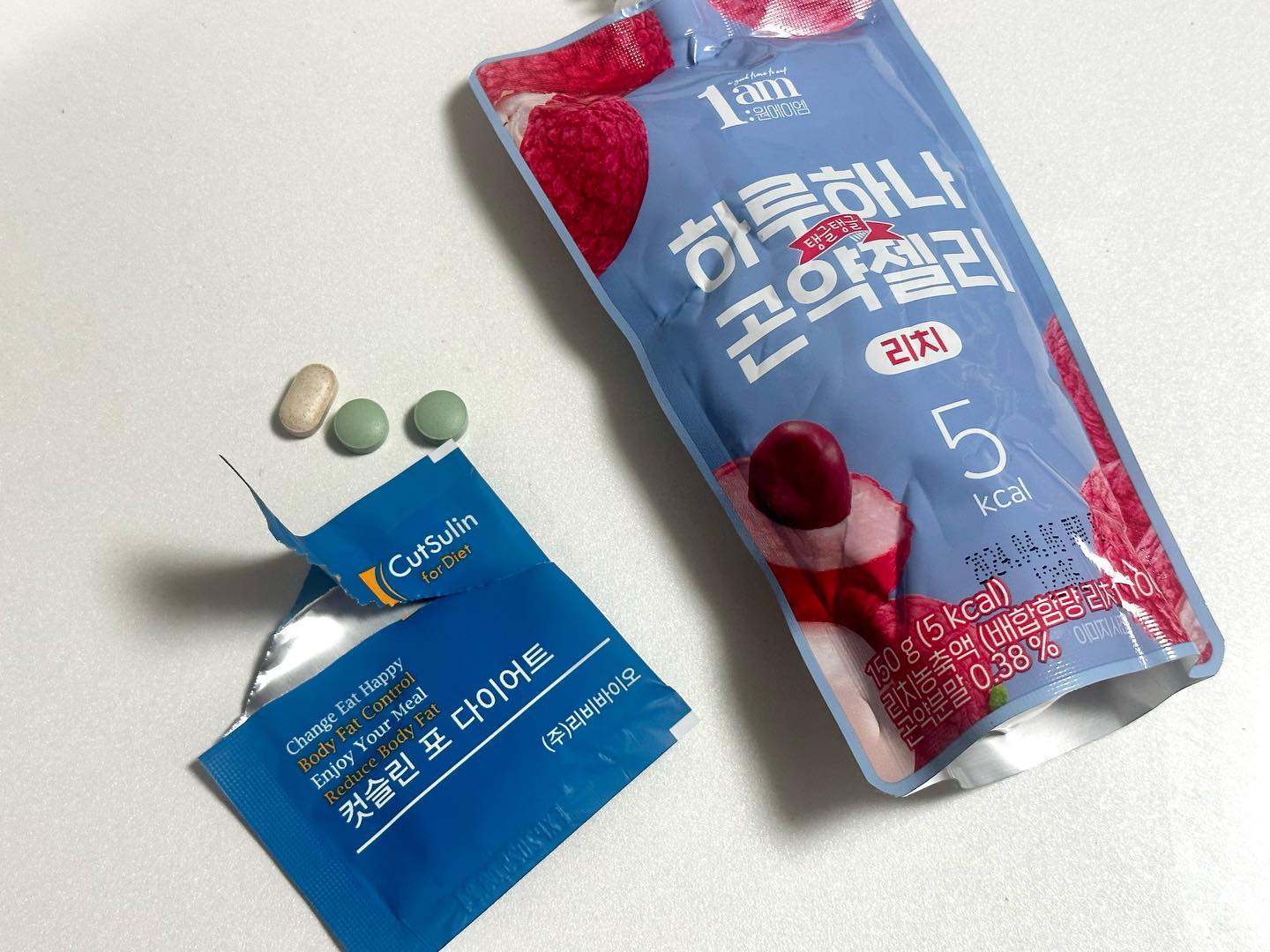 오늘 많이 먹어서 안 먹으려 했는데 달달한거 땡기는건 참을 수 없지..
그럴땐 컷슬린도 같이 먹어주면 조크든요..💙

#컷슬린#다이어트챌린지#컷슬린다이어트보조제#다이어트#보조제