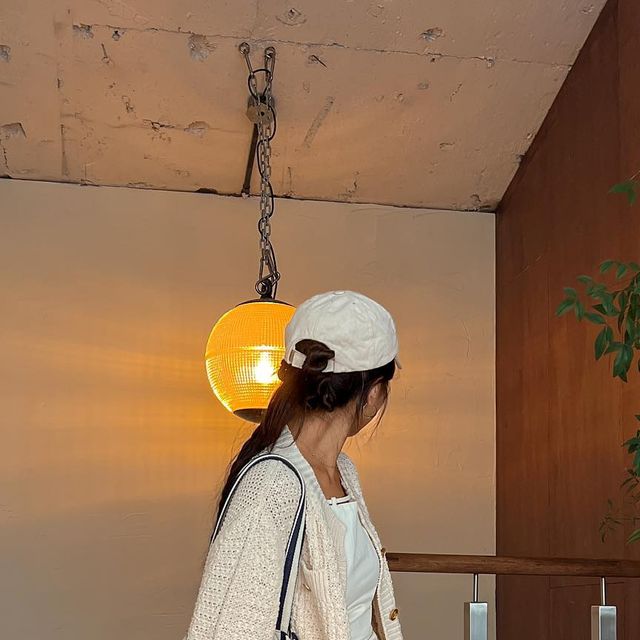Mercedes 송예슬 on Instagram: "냉방병 나으면 다시 걸려버리는 마법 🥲 여름에 가디건은 필수템 🎀 Comfy cardigan days are absolutely needed sometimes, especially when the AC is crazy inside these kcafes