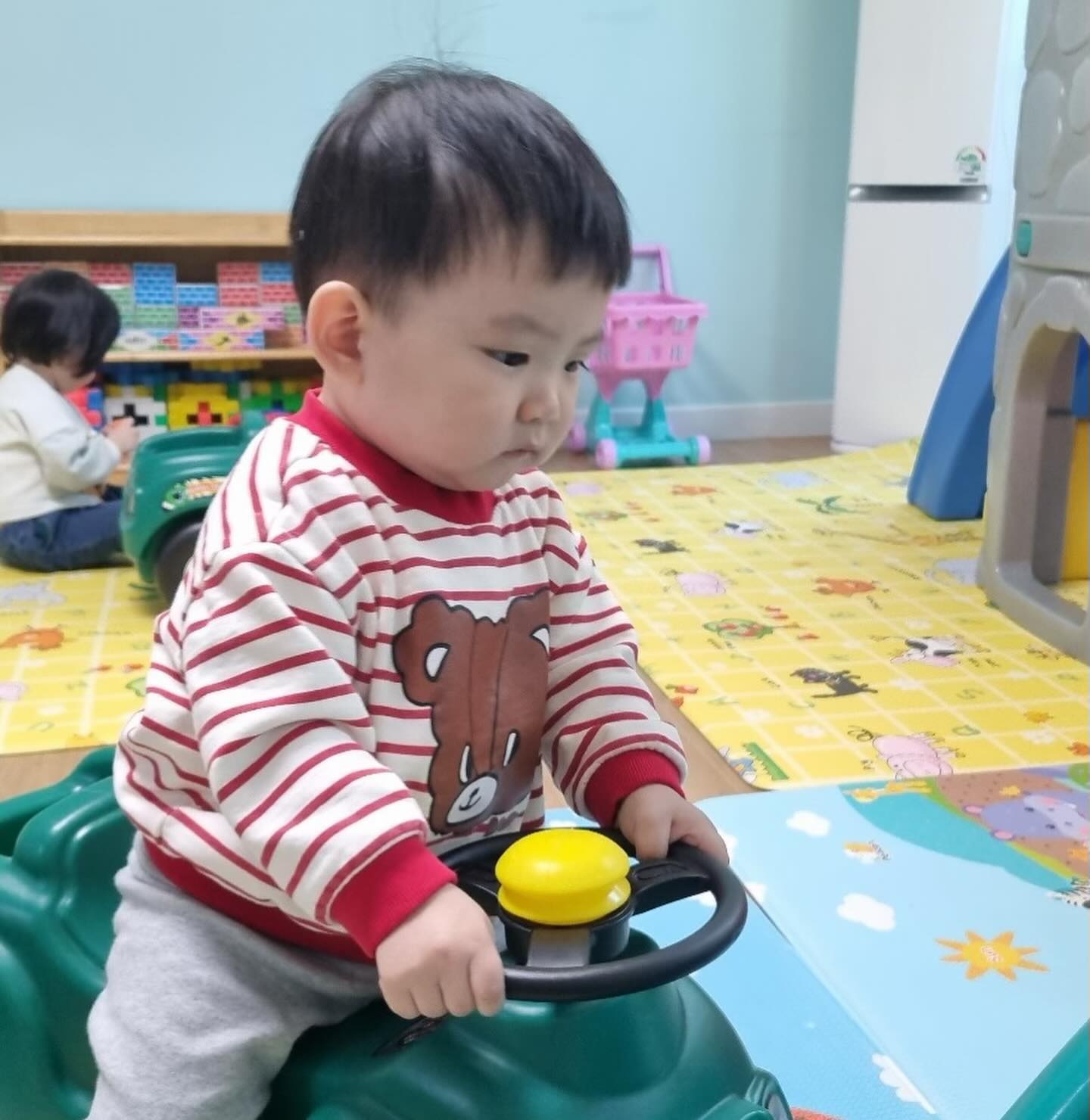 +463 
새로운 어린이집 첫 날, 무사히 적응 완료! 
엄마랑 헤어질때 슬프긴 해도 
먹으면 금방 기분이 좋아지는 우리 통통이 
고구마 엄청 좋아하는거.....
하루만에 들켜버렸네 😊 ㅋㅋㅋㅋㅋㅋㅋ 

적응기간 없이 바로 6시까지 놀기로 함 ! 
친한 친구랑 같이 옮긴거라 빠르게 적응할수 있겠어요 

아침부터 저녁까지 엄마 없이도 
씩씩하게 잘 놀아줘서 고마워 
기특한 내 강아지 - 🤍