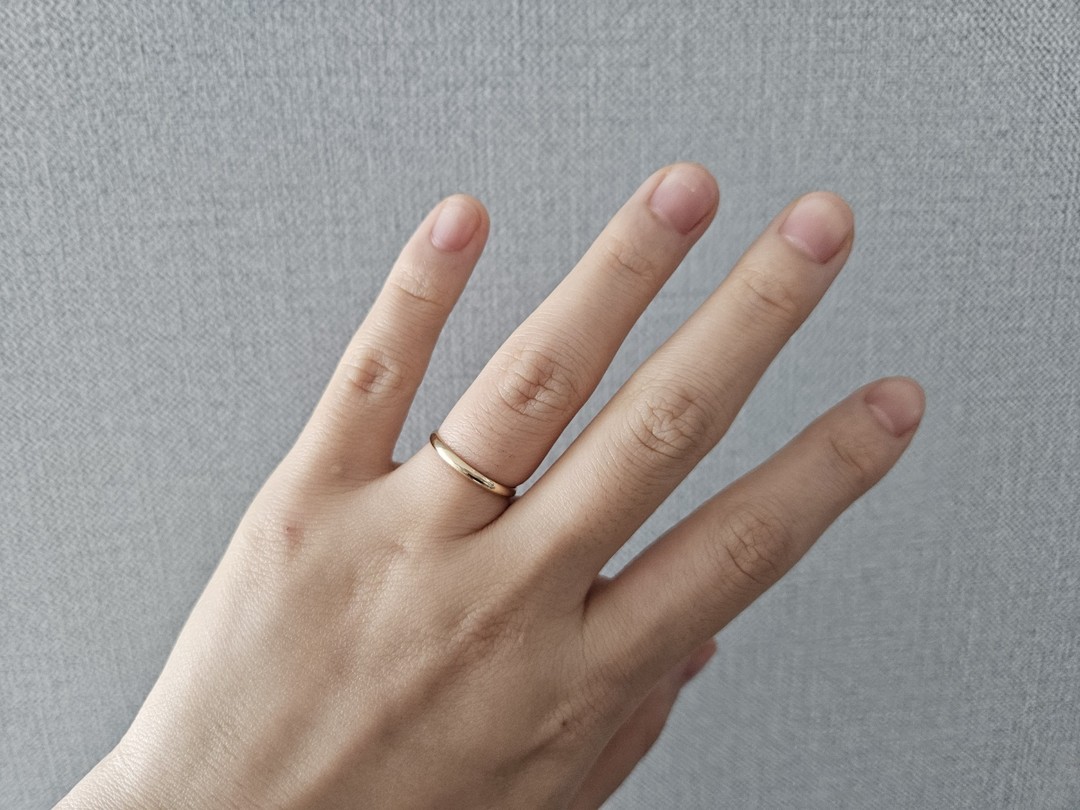 내돈주고 구매한 내돈내산 후기.
골드팡에서 팔찌, 귀걸이 여러번 구매하고 만족스러워서 골드팡에서는 처음으로 구매한 반지!
반지도 만족스러울까?
주문하고 기다리면서 설레였어요.
제가 주문한 반지는 14K 심플링 엥게이지 반지.
심플해서 레이어드도 가능하면서 질리지않고 고급스러운 반지가 필요해서 골드팡에서 주문했어요.
14K 1g 엥게이지 11.5호로 주문했고 주문하고 받는데까지 10일정도 소요됐고요.
결과는... 대만족!!!
진짜 만족스러워요.
반지 반짝거림 대박-
반지 굵기도 마음에 들고 얇은듯, 존재감 확실해서 레이어드하기에도 좋아요.
역시 골드팡 만족스러워요.
중량 대비 가격도 다른곳이랑 비교했을때 마음에 들어서 더 주문해서 레이어드해보려고요^^

#골드팡 #goldpang #골드팡주얼리 #주얼리브랜드골드팡 #14k반지 #18k반지 #우정반지 #반지선물