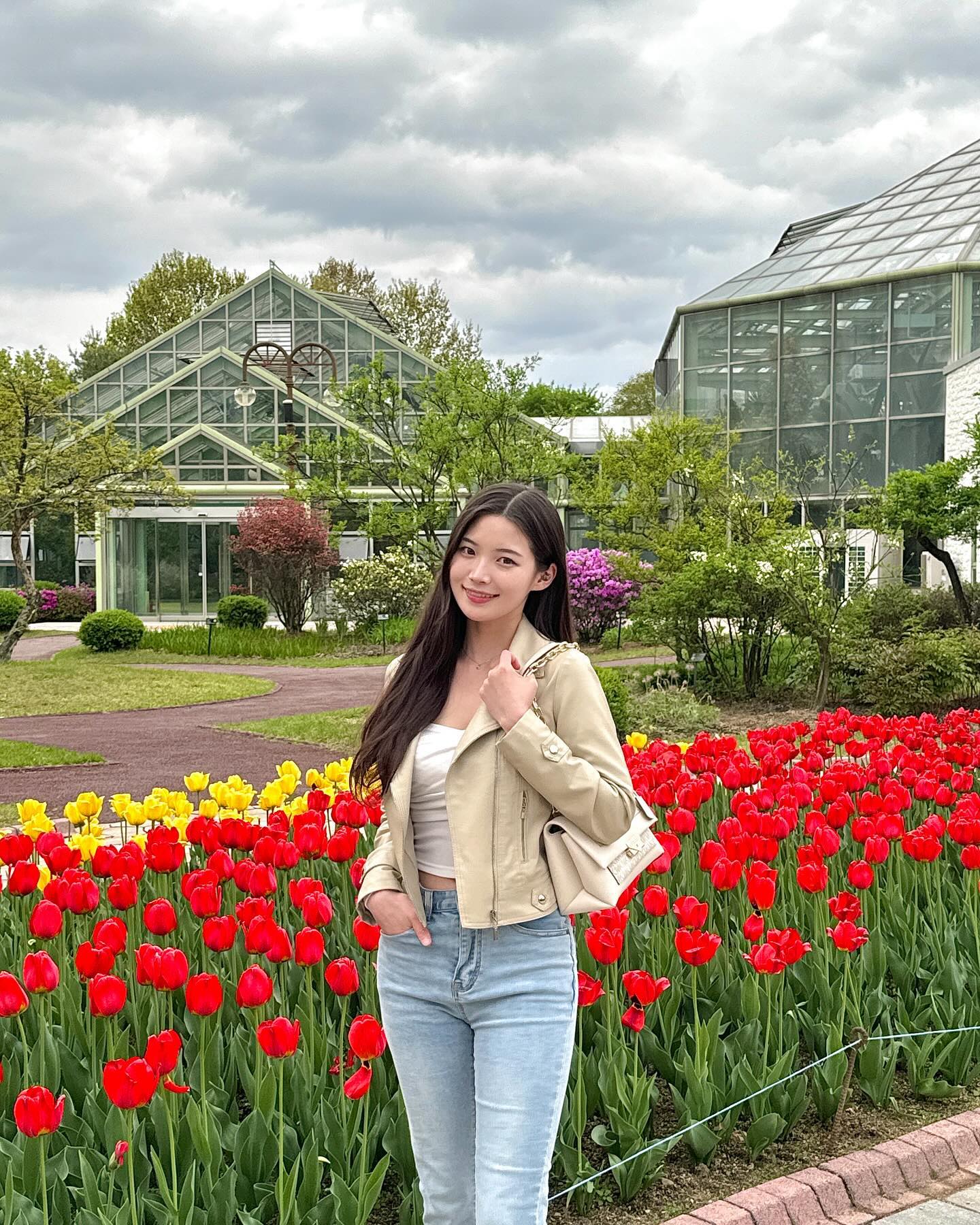 날은 흐려도 꽃들은 자체발광🌷✨
