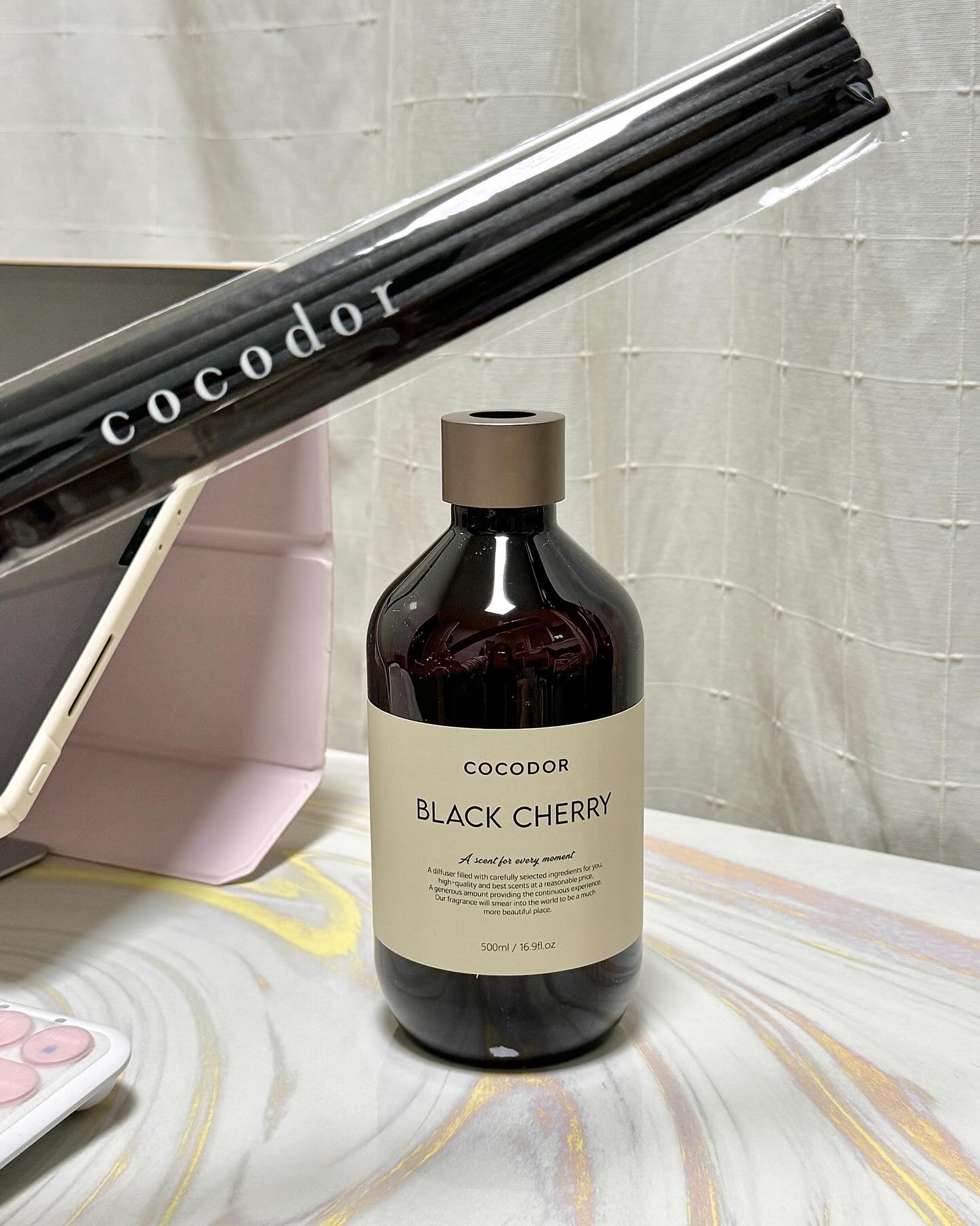 #협찬 cocodor.official 

향기는 사람의 인상을 결정하는데 중요한 요소 중
하나인 것 같아요🥰
특히 저는 집안에서 나는 음식 냄새가 옷에 배어
꾸릿한 냄새가 나는 것을 정말 싫어해요 ㅠㅠ
그래서 옷장에는 꼭! 디퓨저를 놓는데
이 코코도르 프리미엄 디퓨저는

공식몰 3개입 판매가 기준 병당 8천원대로 부담없이 구매가능하고
리필액도 한정판 향기로 증정하고 있어요😆

제가 선택한 블랙체리향은 애플의 싱그러움과 블랙체리의 달콤함이 잘 어울어지는 프루티 향인데 달달한하면서 상큼한 체리향이 났어요:)

전문 조향사들이 엄선한 높은 등급의 향료로 만들어서 향기는 물론 13가지 유해성분도 불검출 되어 건강까지!
역시 유명한 제품에는 다 이유가 있죠 ㅎㅎ

대용량으로 안방, 화장실, 거실 등등 오래 두고 쓰기 좋고
디지인도 깔끔하여 어디든 잘 어울려요!

패키지도 이뻐서 집들이 선물로도 딱 좋겠어요👍

발향력이 좋아 집안 가득 좋은 좋은 냄새가 나서 심신 안정은 물론
집에 오시는 손님들도 무슨 향인지 물어보네요🥰
하루종일 옷장과 거실에서 좋은 냄새가 나서 그런지 이제는
옷에서 꾸릿한 음식냄새 말고 블랙체리향이 나네요 ㅎㅎ
옷 뿐만 아니라 머리카락, 심지어는 살에서도 좋은 냄새가 나요!

지금 공식몰에서 55% 할인중에 있으니 어서 구매하셔요!!

구매처: https://www.cocodor.co.kr/

#코코도르 #cocodor #COCODOR #디퓨저 #디퓨저추천