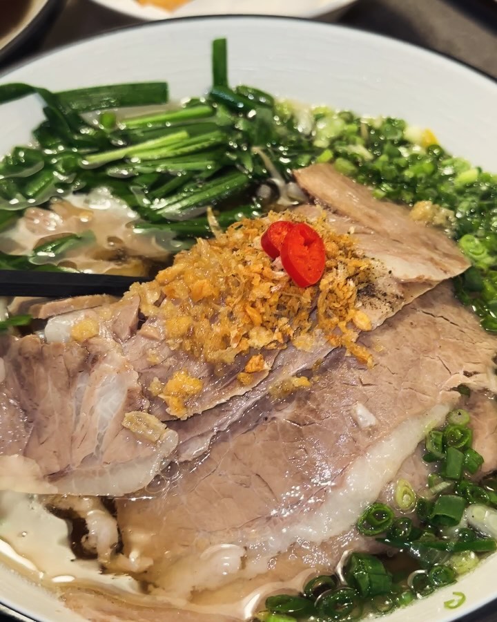 #협찬 오늘 저녁은 나랑 쌀국수 먹을래?@@
마포 쌀국수 맛집📍사치쌀국수

✔️ 국물이 정말 깔끔해요!! 고기가 질기지 않고 부들부들 한게 맛있어요 아삭한 숙주와 면과 함께 먹으면 굿👍
✔️ 사치 쌀국수에서 직접 개발한 불땀 소스가 있었어요 매콤한게 맛있게 매워서 중독성 있더라구요!
✔️ 모둠짜조 바삭바삭하니 완전 맛도리🫶🏻 저는 특히 고구미 짜조가 달달하고 맛있었어요!
✔️ 면, 육수 리필가능⭕️

📖 제가 먹은 메뉴 
닭다리 쌀국수
양지 쌀국수
모둠짜조

🗺 위치: 서울 마포구 포은로2나길 44 1층 사치쌀국수
⏰ 영업시간: 11:00 - 20:30

🤍다음 피드가 궁금하다면?➡️ w_w_dodo 
🤍먹팔 환영💞 댓글 남겨주세요❣️
🤍#도도_마포구

#마포맛집 #마포구맛집 #합정맛집 #홍대맛집 #합정역맛집 #사치쌀국수 ‪#먹팔#맛스타그램#먹스타그램 #먹스타맞팔 #좋반 #좋아요#좋반테러 #좋아요반사#좋아요테러#인친#소통#맞팔 #선팔#선팔하면맞팔#소통해요