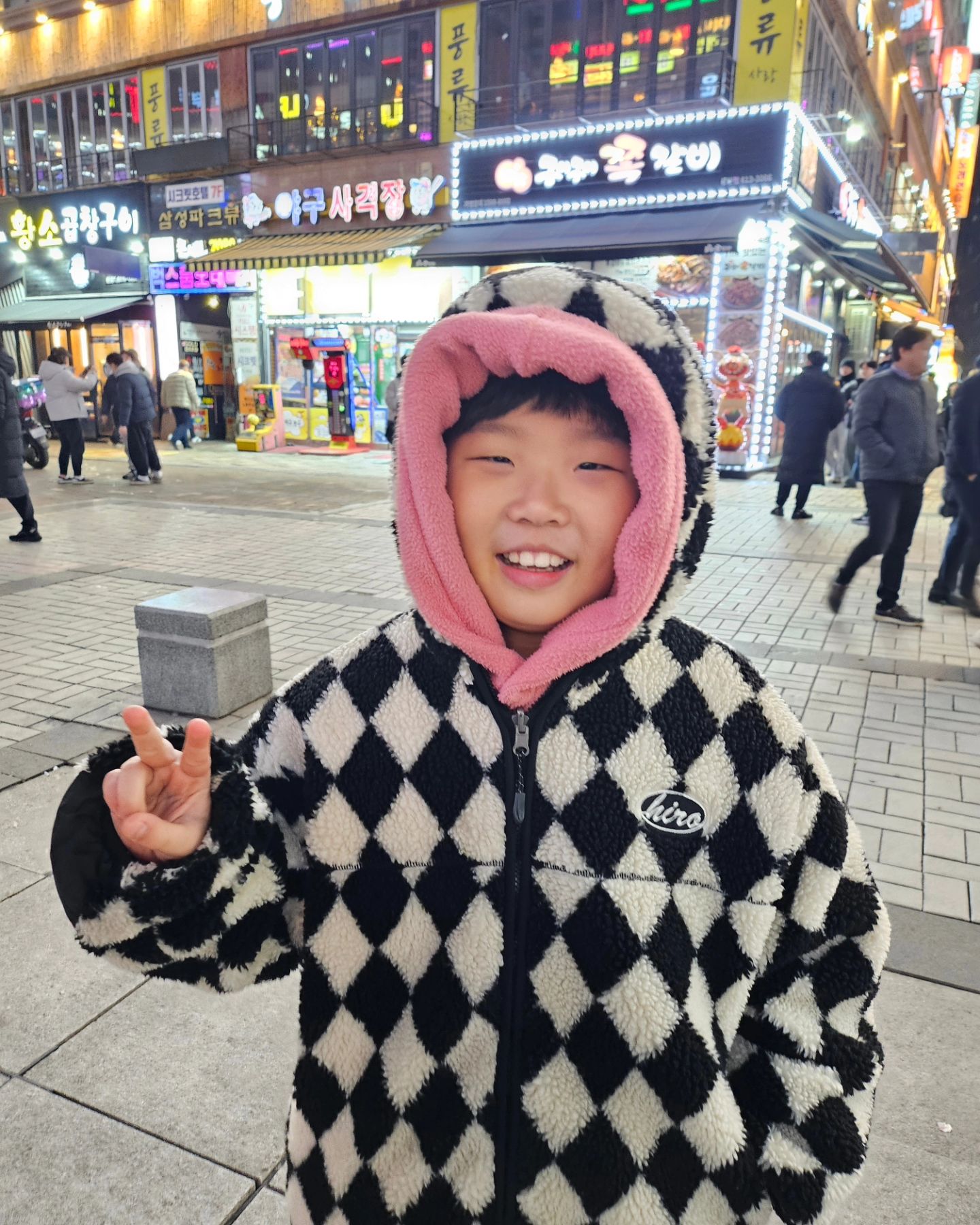 240112
이틀 전 일본과는 너무 다른 추위
ㅠㅠ 춥다 춥다
곱창 먹으러 나왔다가 오들오들
추워 죽는 줄ㅋㅋㅋ
울똥똥이는 세상마상 즐겁네😄
.
.
.
.
#귀엽똥 #내새꾸 #춥다춥다 #wintervacation
