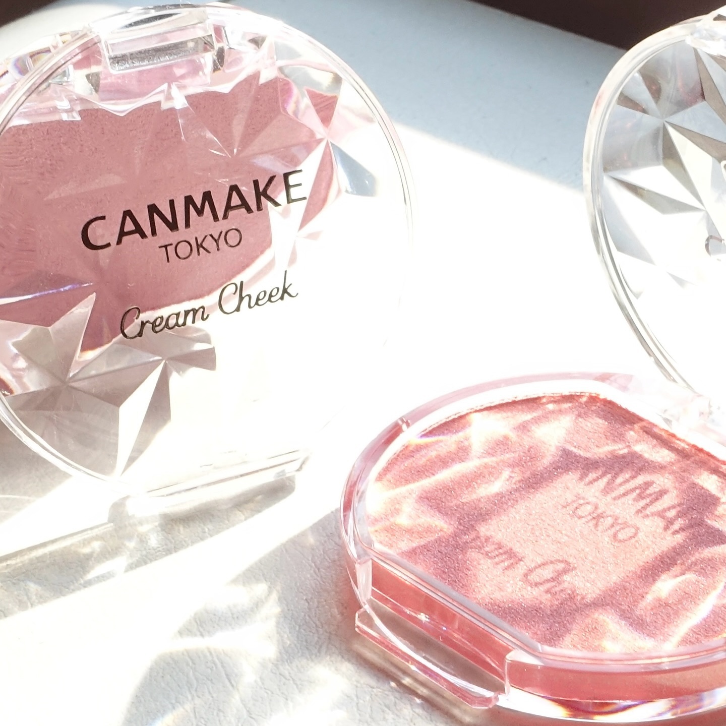#제품제공 canmaketokyo

캔메이크 크림치크 펄타입
P01 피치다즐
P05 페일 라일락

일본 여행 가서 화장품 쇼핑할때
무조건 사오는 캔메이크 크림치크!

제형은 바르기 편한 크림 치크에요!
크림과 펄 타입의 배합으로 촤르르 빛나는 윤기나는 펄로 광이 너무 예쁜 제품이에요!
고발색으로 섬세한 고광도 펄을 고배합해서 촉촉하게 젖은 듯한 생기나는 광을 만들어주는데요,
크림 치크는 잘못 사용하면 얼룩덜룩 올라가기 쉬운데
캔메이크 크림치크는 얼룩없이 고르게 발려 초보자분들도 사용하기 좋을 것 같아요!

색상은 P01, P05를 사용했는데요,

P01 피치 다즐🩷
상기된 것 같은 혈색이 자연스럽게
스며 나오는 핑크 코랄

P05 페일 라일락💜
투명히 비치는 듯한 순수한 볼을
연출해 주는 핑크 라벤더

잘 녹아들고 잘 패이는 부드러운 말랑말랑한 질감이에요!
확실히 파우더가 아니라 크림 느낌이라서 피부에 착 붙는 느낌이 너무 좋았고,
도포 후엔 약간 보송하게 마무리되는 타입이라 물이나 땀에 강하더라구요 :)
더운 여름날 사용하기 딱인 제품이라 여름철에 사용하시기 추천하는 제품입니다!

#파룸체험단 #CANMAKE #CANMAKETOKYO #CHEEK #creamcheek 
#일본쇼핑 #일본화장품 #일본여행 #코덕 #코덕스타그램 #일본여행필수 #뷰티득템