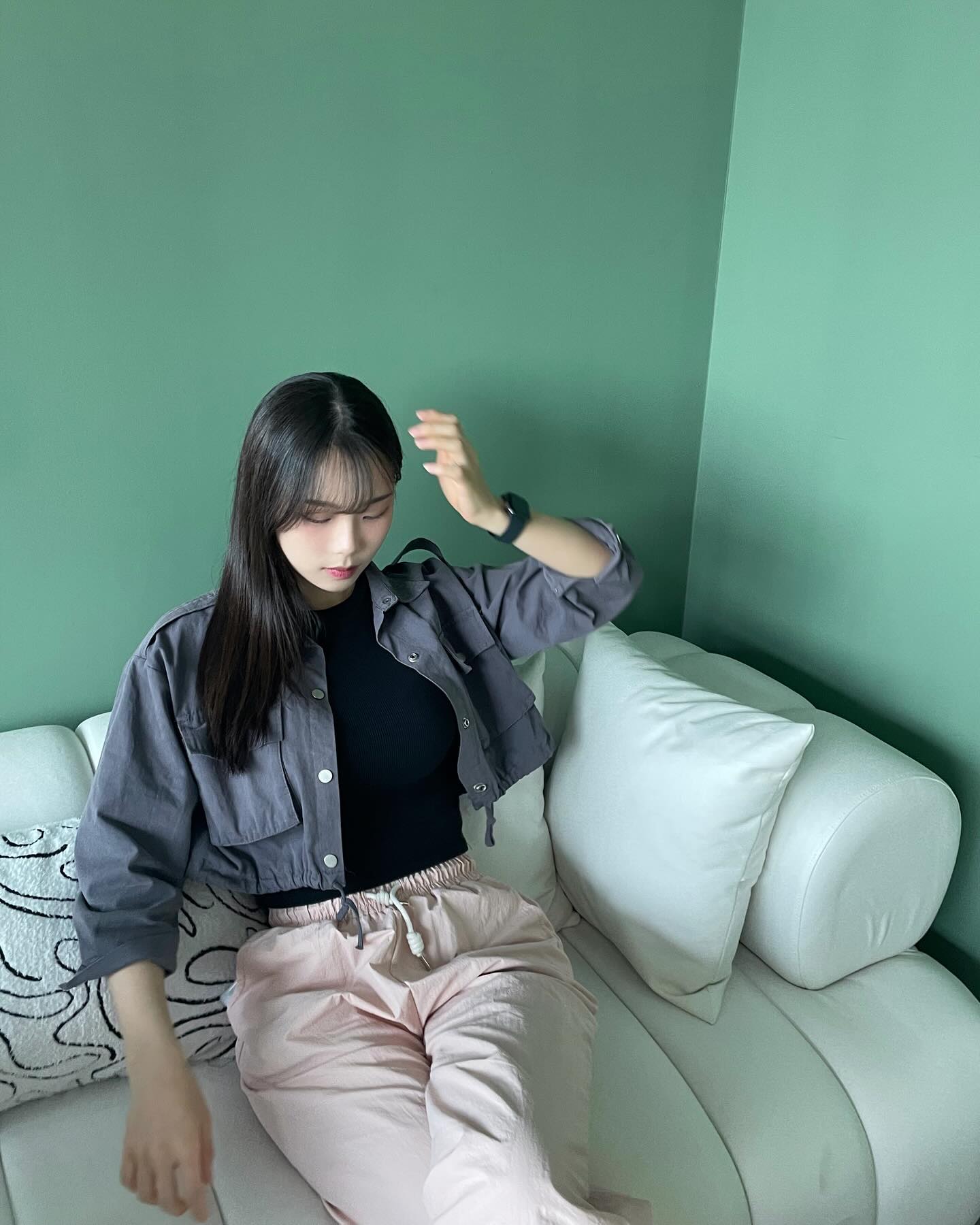 #협찬 바-집

집처럼 편안한 공간에서 즐기는 칵테일이라니,,
술 잘 못하는 나도 내 주량에 맞춰서 주문할 수 있어서 좋아따
다양한 술들이 있어서 누구와 방문하더라도 좋을 공간🌿
입구부터 컨셉 괴물🫣💚 저 우유 가방이 넘 귀엽...:)
초록초록한 인테리어 덕에 눈도 마음도 더 편하게 머물 수 있었던 곳!!
통창으로 보이는 뷰는 또 말모⛰️
안주도 너무 깔끔하고 맛있어서 다 시킬 뻔 했다,,,
안주 이름들도 마더스터치여서 집 컨셉과 찰떡🤭

#서촌맛집 #종로맛집 #경복궁바 #경복궁근처
#서촌한식 #경복궁맛집 #서촌칵테일 #서촌위스키 #경복궁위스키바 
#통인시장맛집