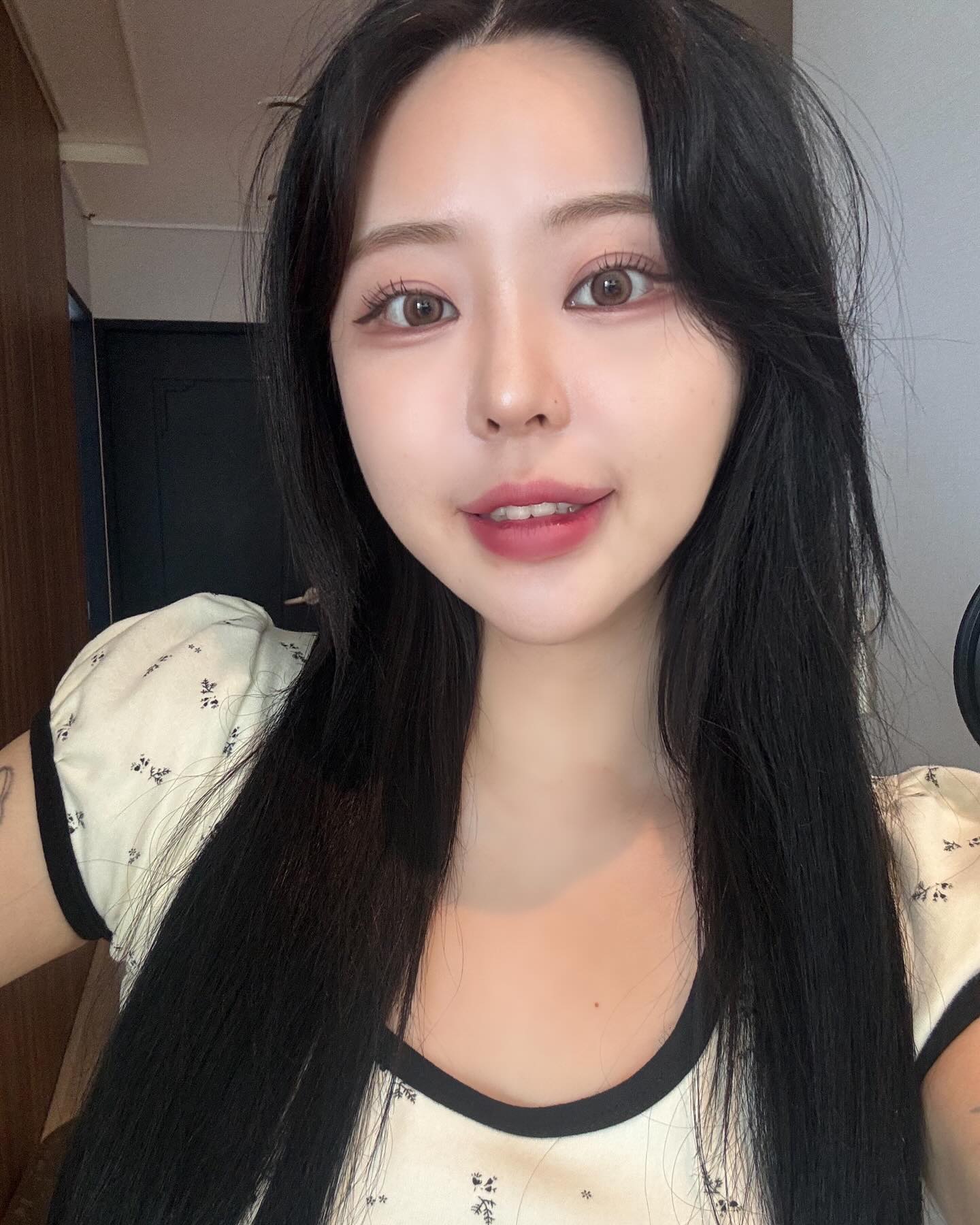 요즘 자주 쓰고 있는 섀도우 !! 
섀도우 하나로 애교살그림자, 글리터 다 해결해주니까 최고 ,, 💗
여행갈 때 요고 하나만 챙겨가면 되는게 럭키비키자나 😎

#키보섀도우 #폴인러브섀도우
#섀도우추천 #쿨톤팔레트 #웜톤팔레트 #eyeshadow
#キボ #キボコスメ #韓国コスメ