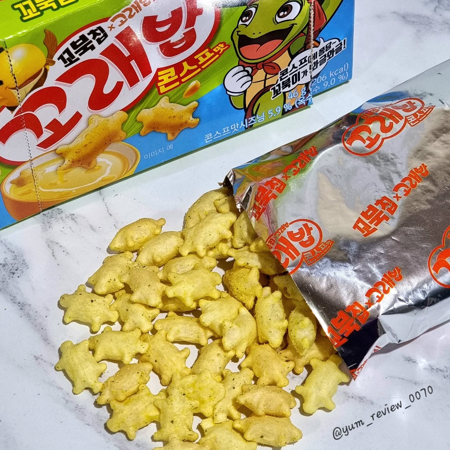 #협찬 #CU덕후 #꼬래밥

꼬북칩의 달콤하고 고소한 콘스프맛이
고래밥으로 탄생😊❤️
귀여운 꼬북이 모양의 과자라 식감 재미지고
달달고소해서 멈출 수 없어요!!
고래밥+꼬북칩 둘다 좋아하는데 요조합
찬성일 수 밖에!!!
순삭각이라 미리 더 쟁여놓을래요!!

오직 CU에서만 만나요🖐

#CU#데일리#씨유덕후#편의점메뉴##CU편의점#간편식#CU간식#food#꼬래밥콘스프맛#오리온신상#편의점신제품#데일#koreafood#CU디저트