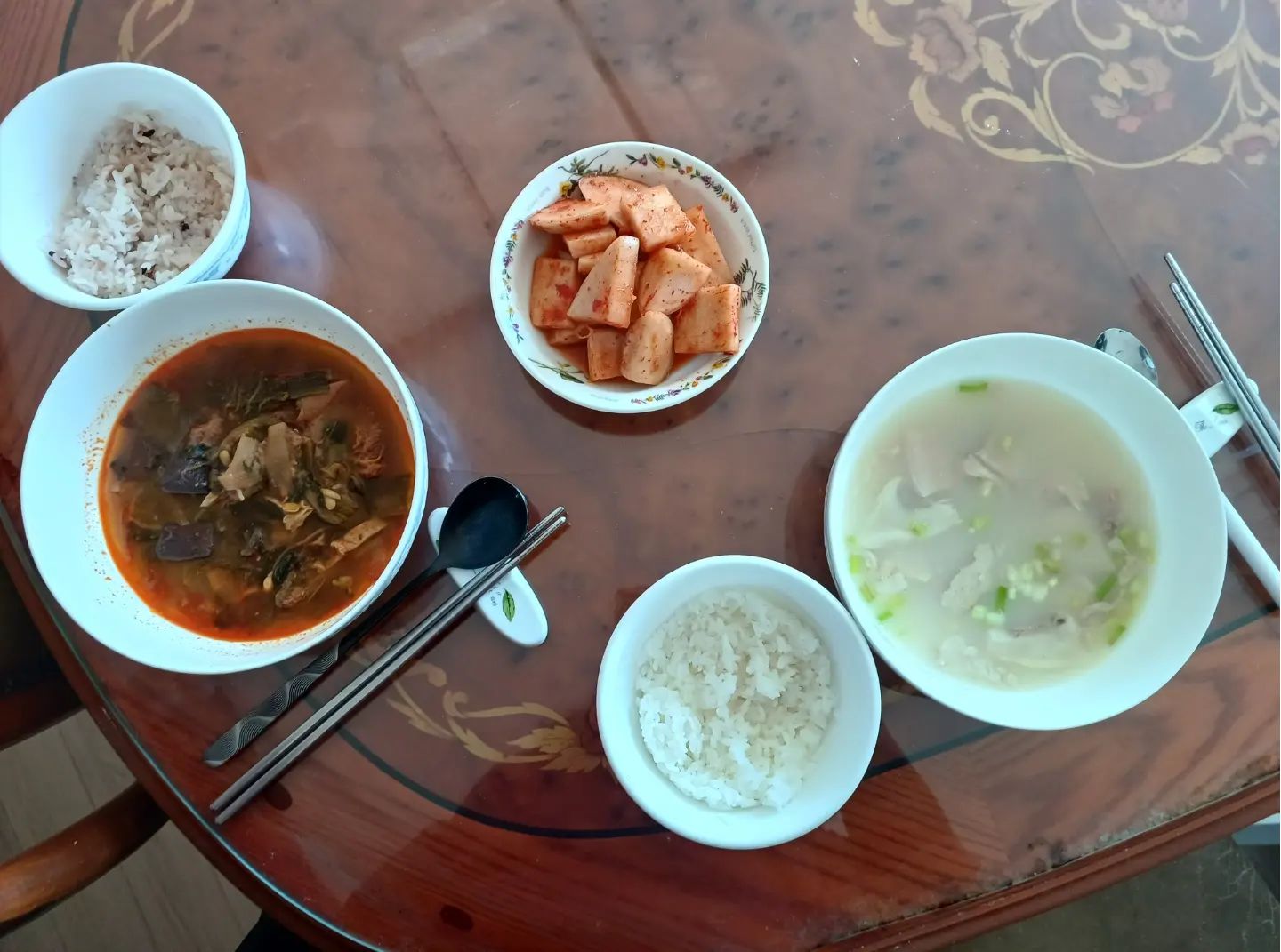 #제품협찬

각지역의 국물맛을 제대로 구현한
오뚜기 즉석국..
부산식돼지국밥과 양평식선지해장국은 부산여행과 양평여행가서 먹던 그맛 그대로네요..

일요일점심으로 먹었는데
강화순무김치와 함께 먹으니 더 꿀맛!
부산식돼지국밥은 진한 돈골육수에 
부드럽고 담백한 수육이 듬뿍~
좋은 향신재료로 잡내없어서 둘째딸이 잘 먹었고요..

양평식선지해장국은 고추기름으로 얼큰 칼칼한 국물에
선지,양,채소-얼갈이배추와 콩나물,파 등-이 듬뿍~!

둘다 겨울철 보양식으로 최고네요..!!

#오뚜기 #즉석국 #국물요리 #탕국찌개
#양평식선지해장국
#부산식돼지국밥
#양평해장국 #국밥추천 #보양식
#집밥 #우먼테이블
#먹스타그램 #간편식추천 
#오뚜기국물요리 #지역맛집 #지역의맛