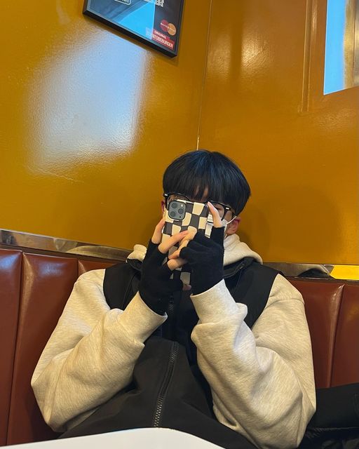 @ju_n_ily on Instagram: "#광고 #롸잇히어 @right_here_men
⠀
요즘처럼 추운 날씨에 착용하기 좋은 반장갑
⠀
겨울철 패션 코디뿐만아니라
방한용으로도 좋은 니트 반장갑 
⠀
•남녀공용입니다 :)"