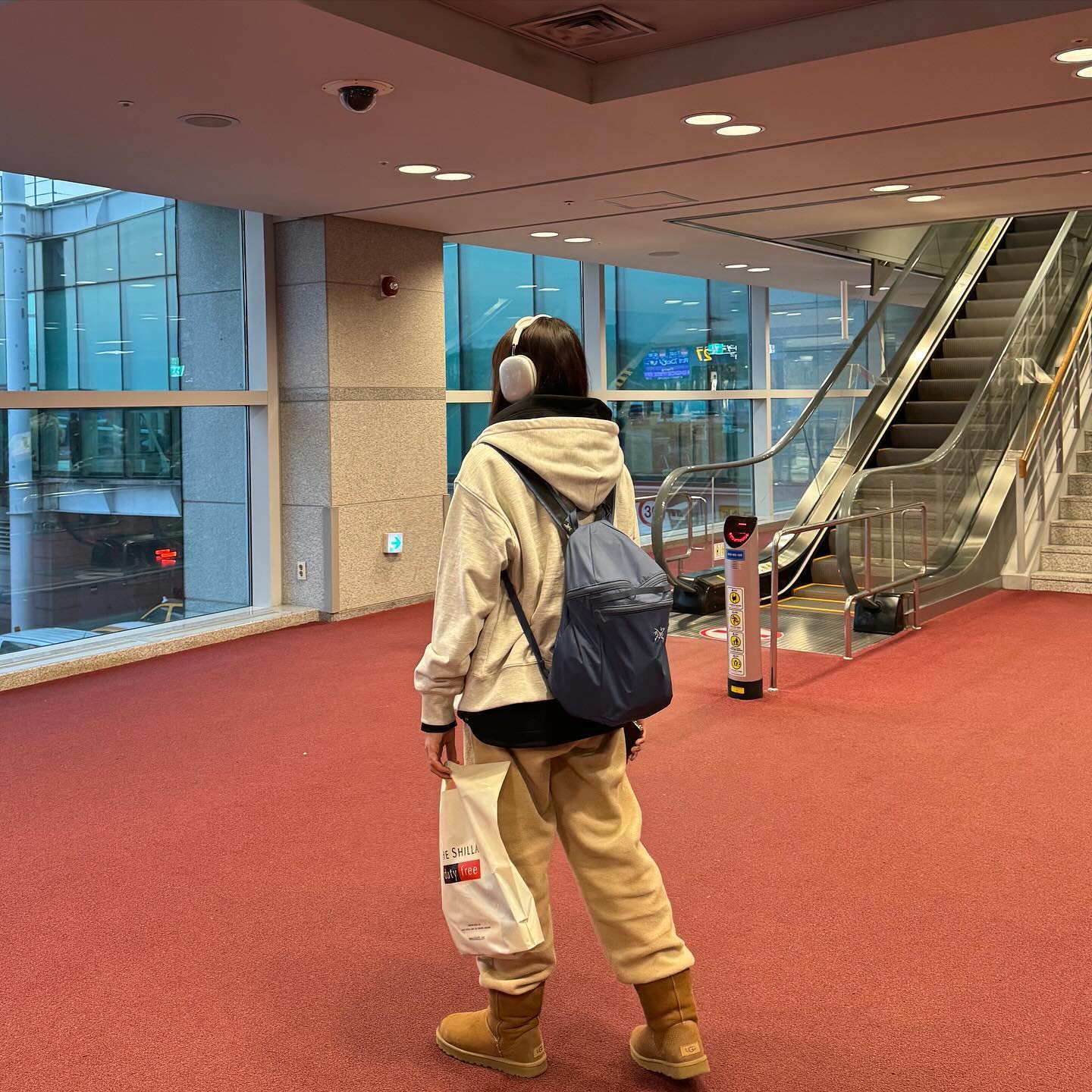 우당탕탕 우정여행 첫날, 나는 어딜 가는걸까요✈️

세영이랑 비행기 다른거 예약해서 공항에서 4시간 동안 너무 재밌게 놀았다. 심지어 다른비행기 인걸 출발 하루전에 알아버렸다.
공항 라운지가서 식사 두번하고 마사지기계 한시간 하고 라이엇가서 유미랑 사진도 찍고 알찬 시간을 보냈다.