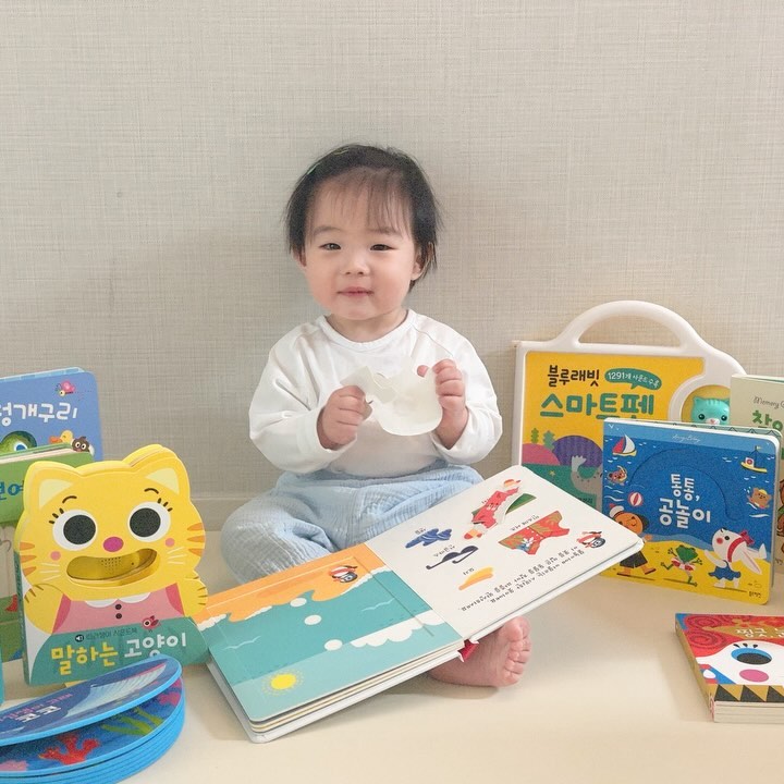 #협찬이지만솔직후기 

블루래빗 언어발달 첫 놀잇감 
12종으로 구성되어있어 가성비가 좋은
소전집이에요 :) 

언어발달에 필요한 어휘력을 위해
아이의 호기심과 언어발달에 자극을 주는
책 놀이를 통해 도와줄 수 있어요 

책을 통해 책을 좋아하고 
언어를 통해 새로운것을 배울 수 있는 
블루래빗 언어발달🤍

뉴뉴도 요즘 책을 직접 만지고 
입으로 가져가고 또 펼쳐보며
다양한 언어를 배우고 있어요 💙

스마트펜, 청개구리와 따라하는 고양이등
구성이 아이들이 좋아하는것만 골라서 
담아내었어요 🥰

🏷️ thank you bluerabbit_official_korea 

#블루래빗 #블루래빗전집 #블루래빗토이북 #블루래빗언어발달 #언어발달 #아기놀이 #아기전집 #유아전집 #소전집