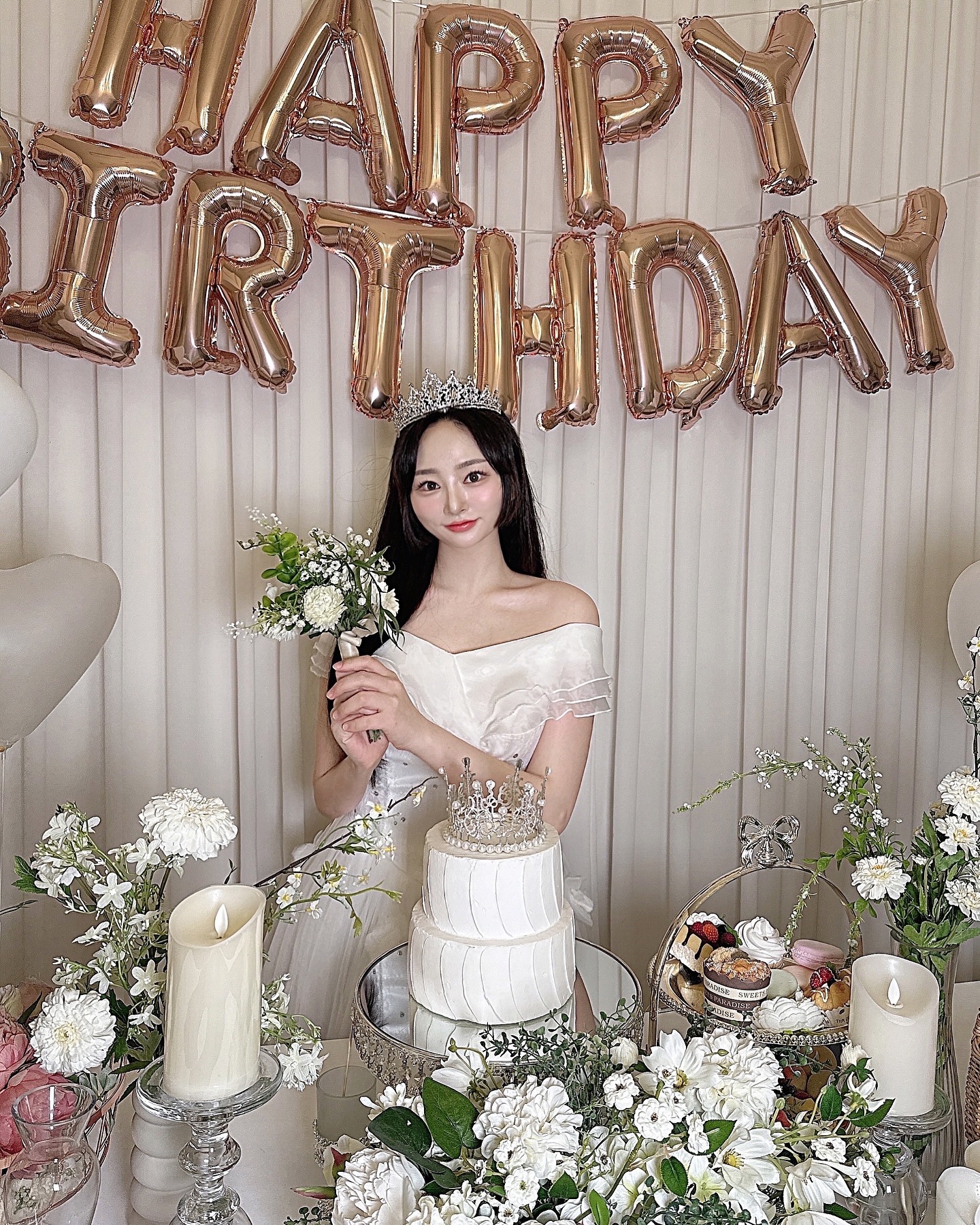 다각도 동그란란🙂😮😃🤍🩵
생일 X 결혼 X 브샤파티룸 갔다옴 
으 이번주 왜 이렇게 덥죠...? 더위먹었어 😇
.
#셀피 #셀카 #파티룸 #브샤 #컨셉사진 #컨셉촬영 #신부메이크업 
#소통 #데일리 #반신샷