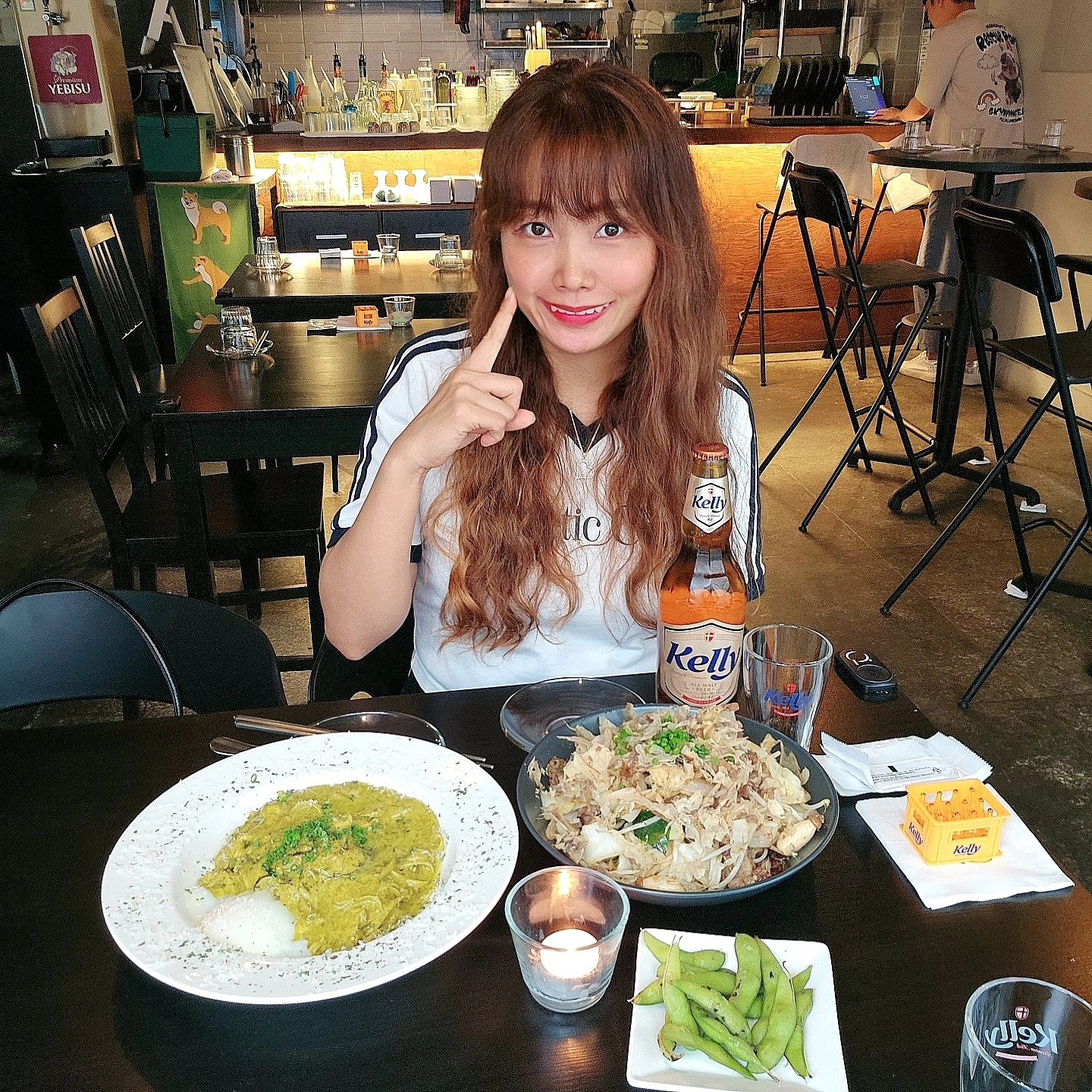 #협찬 #온도 #ONDO #이자카야
#영등포구청맛집 #영등포술집 #서울핫플주점 #영등포구청 #맛집 #영등포 #술집

영등포구청역쪽 요리가 맛있는 이자카야 다녀왔습니다
바로 ' 온도 _ ONDO '입니다
2호선 영등포구청역 5번출구 골목쪽으로 가면 금방 나오네요
외부는 온도 입간판으로 찾기쉽고 특이한점은 없었으나 내부는 블랙 컨셉으로 조명도 은은하니 분위기 좋네요
안쪽으로는 프라이빗한 넓은 룸도 있어서 단체로 예약해서 방문하기도 좋겠더라구요
주문은 전복내장 크림파스타 + 차돌 숙주볶음 + 맥주로 해봤어요
당일 시장에서 신선한 재료로 공수해서 숙성 후 내어주는 사시미 맞집이지만 전날 사시미 먹어서 다른메뉴로 해봤어요
전복내장 크림파스타 요녀석도 유명한대 비쥬얼부터 맛까지 유명한 이유가 있었네요
꼬소한 전복내장이 꾸덕~한 소스로 어울어져 쫄깃한 면발과 찰떡궁합이네요 
2번 시켜드셨다는분들의 마음을 알것 같네요 정말 맛있습니다
차돌 숙주볶음은 한우차돌구이와 아삭한 숙주볶음이 어울어져 맥주나 하이볼 안주로 딱이네요
가격도 부담없이 회식 그리고 지인들과 함께 하기 분위기도 좋고 맛도 좋네요
스텝분도 친절하셔서 기분좋게 한잔하시기 너무 좋았어요
맛있는 요리와 시원한 술 잘~ 먹었습니다

온도 
서울 영등포구 양산로25길 5 1층
☏ 010-2068-1438
매일 17시~24시