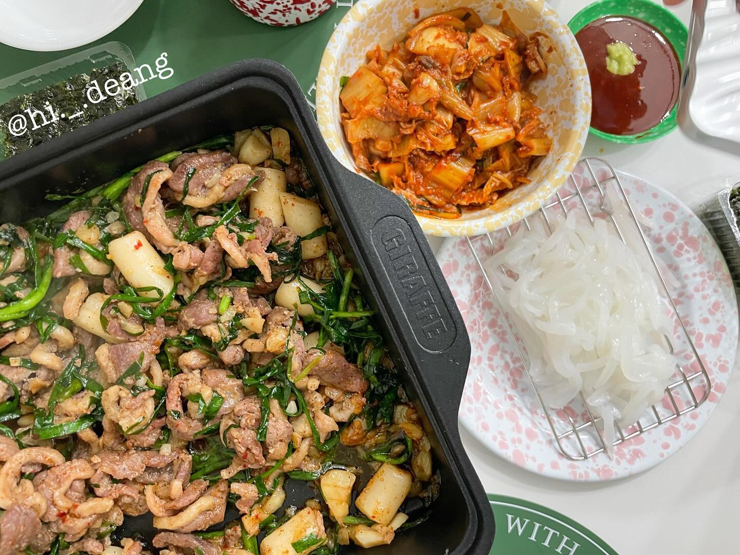 ॱଳ͘ 
오늘은 오리 불고기 먹는 날🫶🏻

한치회랑 볶음 김치까지
말해모해 맛있는 조합이라는!!!

#오리고기 #한치회