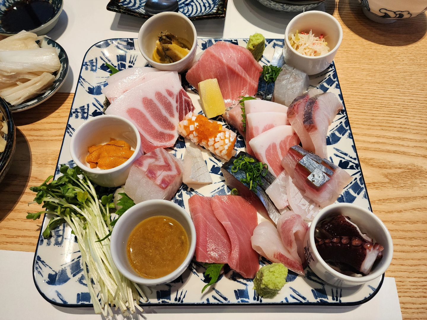원주 단관택지에 위치한 초밥 사시미전문점
#스시수 🍣 🍣 🍣 

스시수는 초밥전문점으로 다양한 초밥을 판매하고 있지만
뭐니뭐니해도 시그니처는 다양한 요리를 오마카세로 맛볼 수 있는 사시미코스와 스시코스다
특히 사시미는 일정시킨 숙성회로 두툼하고 식감이 매력적이다
주문한 사시미 A코스 2인 구성은 다음과 같다
계절진미, 사시미, 주방장특선스시, 주방장특별요리, 생선구이, 튀김, 후식, 디저트 등으로 구성된다
대게살, 해삼내장, 전복내장, 우니는 진짜 별미 중 별미 ❤️ 

사시미에는 참치회가 많이 들어있었는데 오도로를 포함한 고급스러운 부위들로 가득 채워져 풍미 한 층 더 높여줬다
메로구이, 도미머리조림도 넘 맛있었고 
후식으로 나온 소바까지 깔끔했던 곳이었다 👍 

🏠 강원 원주시 토지길 59-2
⏰️ 12:00 ~ 22:00 B.T 15:00 ~ 18:00
매월 2째주 화요일 정기휴무
☎️ 033-762-9123
※ 예약권장 

#원주초밥맛집
#원주초밥 #원주맛집 #단관택지맛집 #단구동맛집 #관설동맛집 #원주여행 #원주가볼만한곳 #원주데이트 #원주스시 #원주사시미 #원주기념일