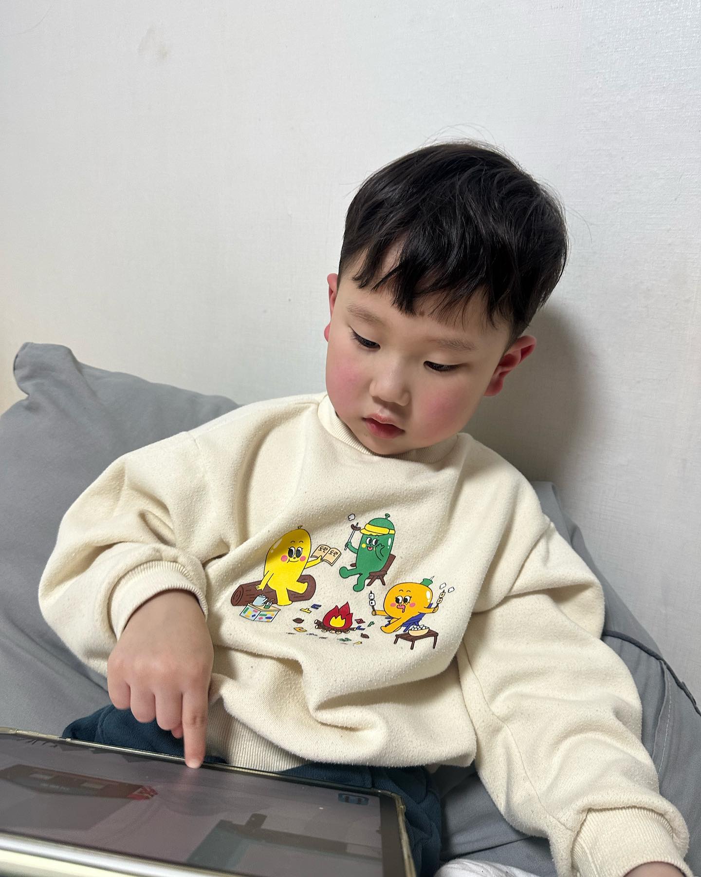 .
라임튜브 열심히 보더니 사스콰치에 빠져버린 꼬맹이...
초반에는 엄마아빠하는 것만 좀 보더니 
이제는 혼자 잘 즐기고 있음...😅
사스콰치 내가 해봐도 재밌더라... 

#아들 #만4세 #53개월 #아들맘 #사스콰치 #라임튜브 #게임 #아이패드게임 #아이패드게임추천 #日記妌 #日記