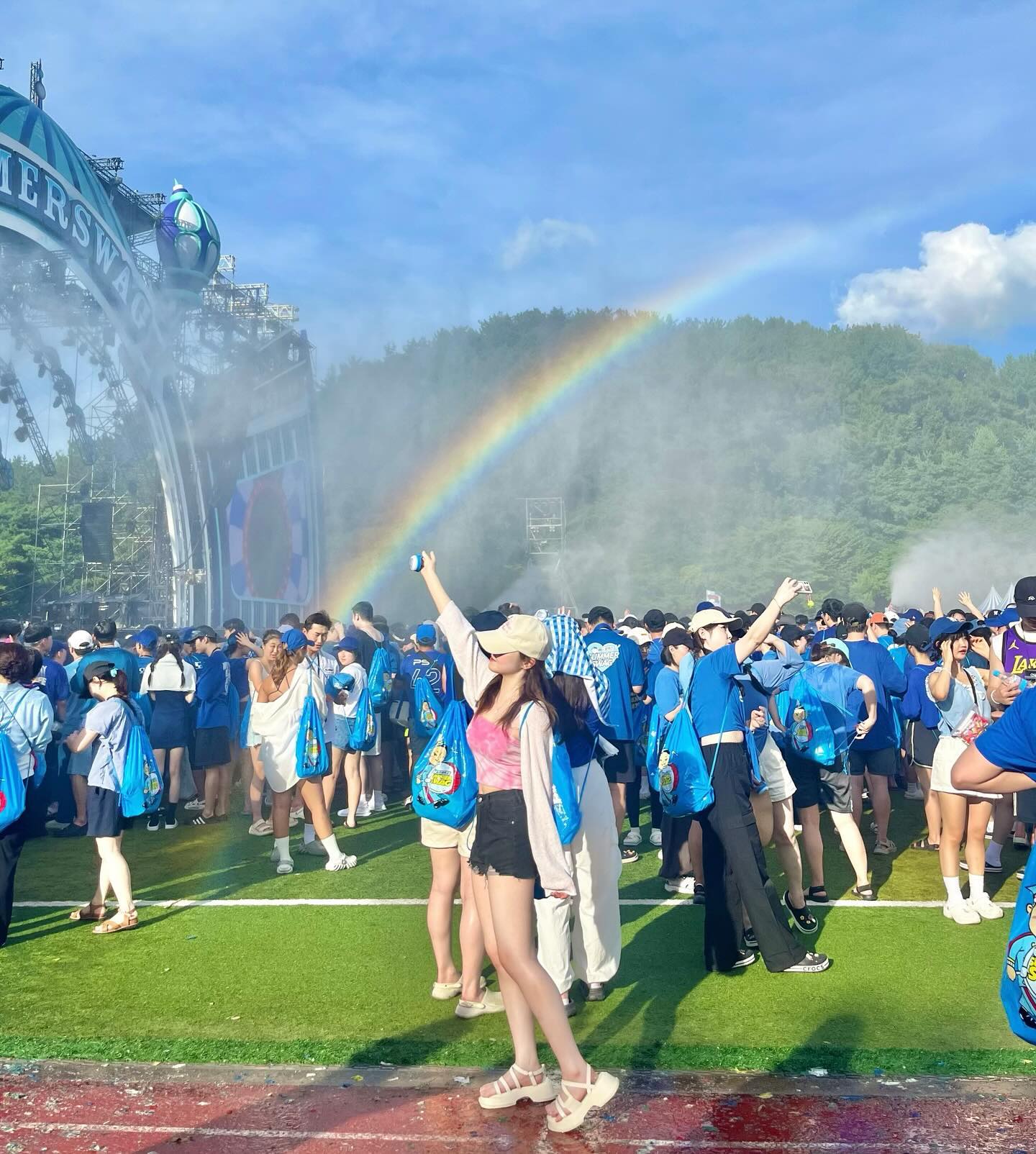 샌들 찢어질 정도로 잘 놀고온 흠뻑쇼🌈 

#2024흠뻑쇼