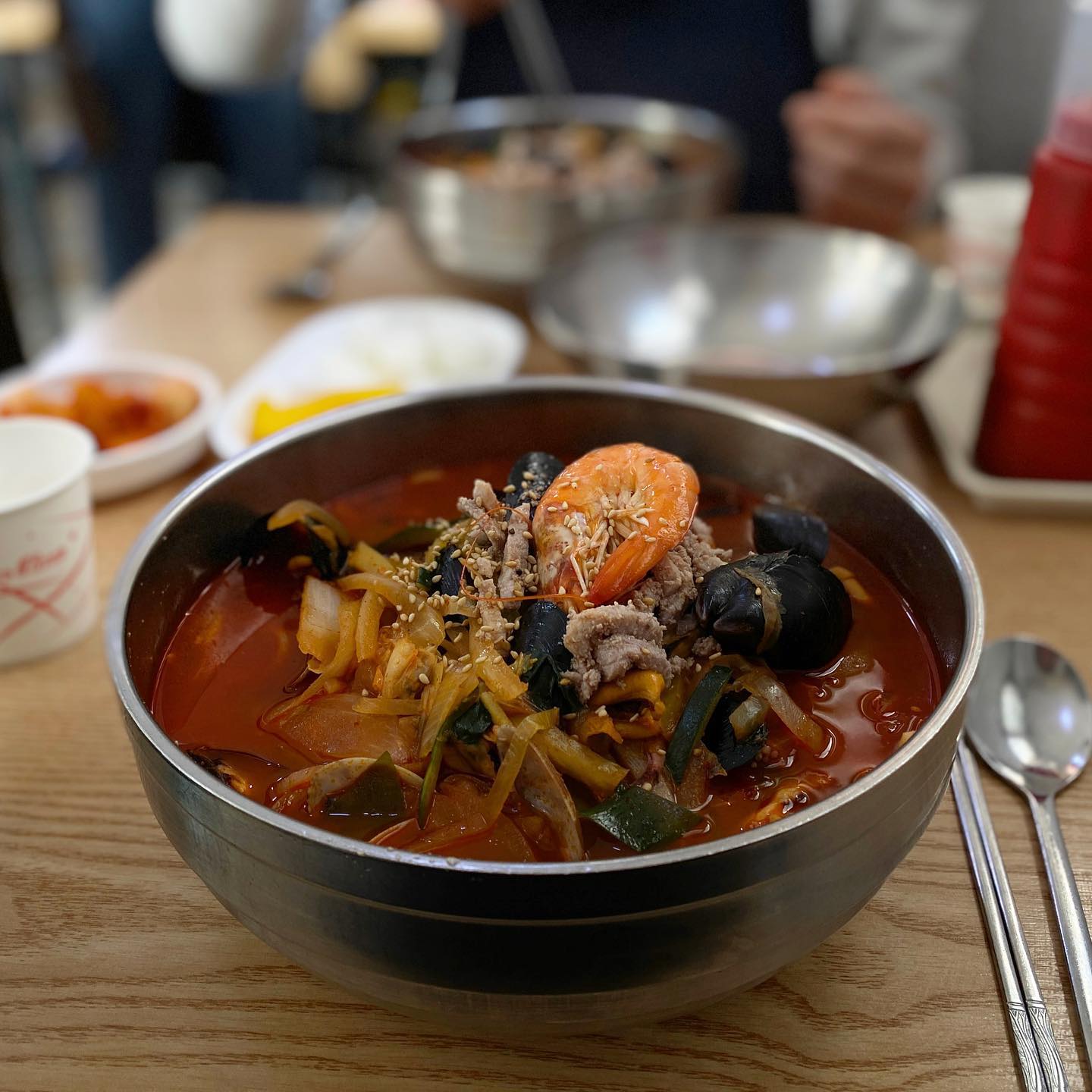 :) #꿩대신닭,

매번 갈때마다 활짝 열려있아서
생각도 못한 지린성 휴무가 화요일 이였구나?
덕분에 처음 먹어보는 복성루 짬뽕 맛도
뭐 나쁘지않아서 다행이긴한데...
잠깐만 여보!!!
왜 새우를 입으로 까서 주는거야? 앜🥹
#너무너무자극적인맛!

#군산 #복성루