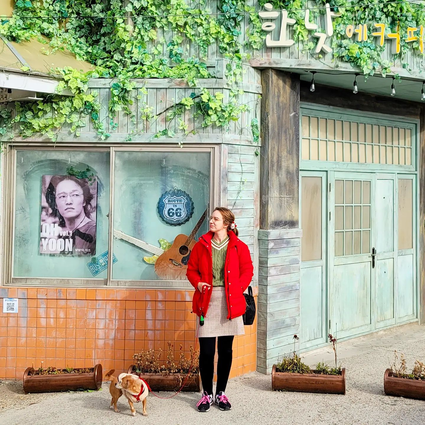 Może nie wybrałam #Pohang na nasze miejsce podróży ze względu na to, że kręcono tam dramę #HometownChaChaCha, ale... chyba wiadomo było, że nie przepuszczę okazji, żeby odwiedzić WSZYSTKIE miejscówki z serialu? 😂 Odwiedziłam więc targ w Gongjin (tak naprawdę w wiosce Cheongha), sklepik Bory, kawiarnię piosenkarza, gabinet dentystyczny głównej bohaterki (w chwili obecnej kawiarnio-restauracja), łódź Hong Dusika... a nawet wioskę z domami głównych bohaterów. Prawdziwi mieszkańcy tej wioski, zresztą wioski rybackiej, byli bardzo zdziwieni widząc nas o 8 rano w sobotę, robiących fotki w ich malutkiej miejscowości w środku zimy. 🙈

BYŁO CUDOWNIE! Polecam wszystkim fanom Hometown Cha Cha Cha. Taejin zupełnie nie rozumiał, czemu wszystko mi się tak podobało na żywo, ale wiem, że Wy zrozumiecie. 😁😁😁 Hong Dusik! ❤️

#korea #koreapołudniowa #podróż #wycieczka #southkorea #małżeństwo #couple #kdrama #dramaset #여행 #포항 #당일여행 #드라마세트장 #갯마을차차차 #국제커플 #남편이랑