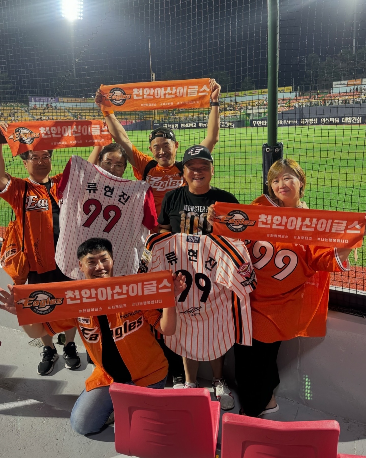 #청주야구장

#한화이글스 제2의 홈인 청주에서 5년 만에 벌어지는 
정규리그 경기 이번주 3연전!!!!
오랫만에 오니 경기장이 제법 정돈되어 나름 기대이상💕

12년 만에 청주 마운드 오른 #류현진 선수
타선의 힘은 적었지만 8이닝 8K 무실점 호투로 승리💪

화,수,목 찜통더위 예상되지만
승리챙겨 가자✌️

#한화이글스 #청주야구장
#천안아산이글스 #한화이글스팬밴드 
#류현진 #승리요정 #직관13승18패
#프로야구 #노시환 #채은성 언제살아날꺼닝?