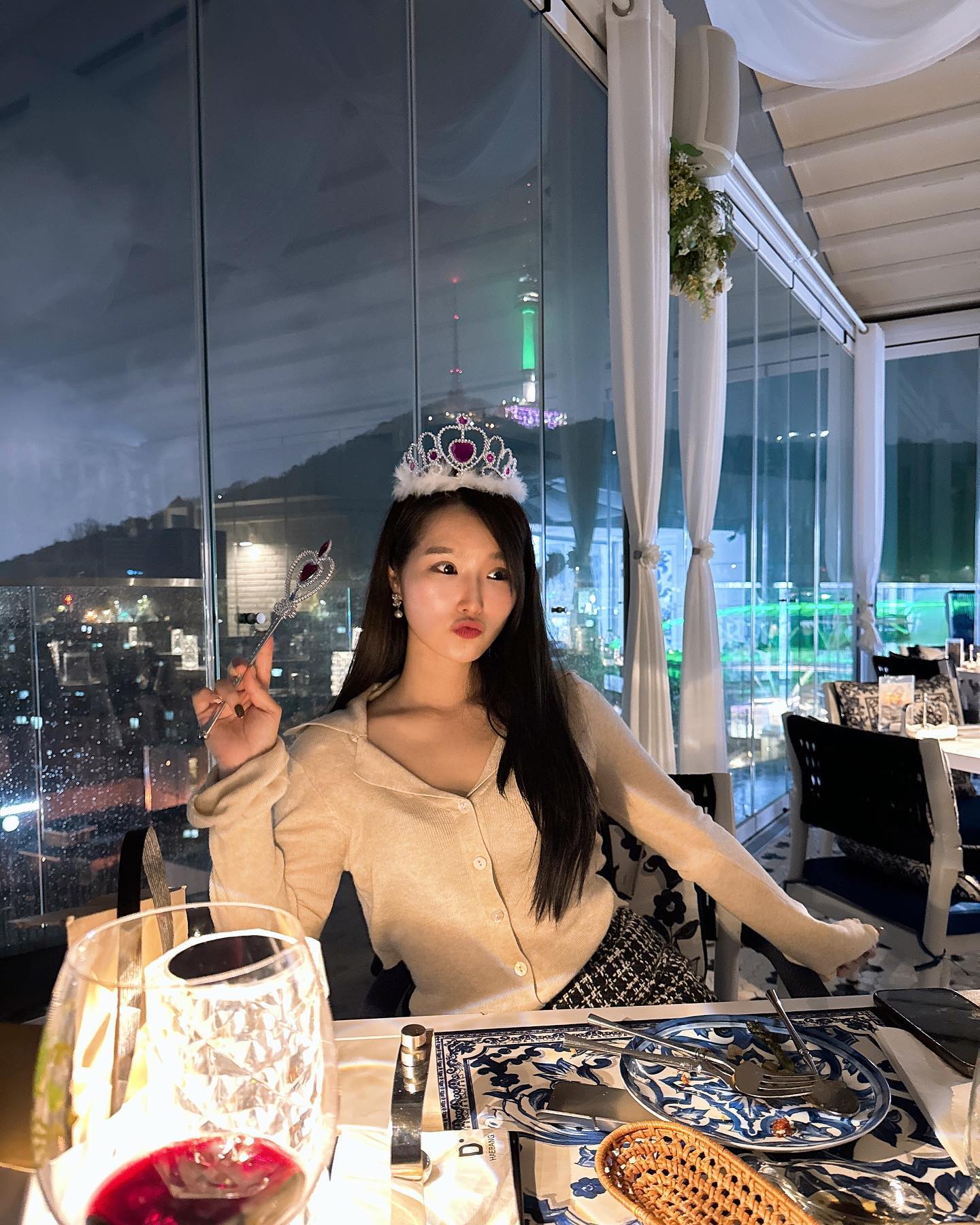 마지막 사진 어떤데~ 
우리 친해져보자 하는 표정임 😏👜✨

🎂🎉🎈분위기 좋고 맛도 나그 ! 행복한날~😘

#31번째생일 #만30생일 
#루프탑야경 #실내루프탑 #디해방
