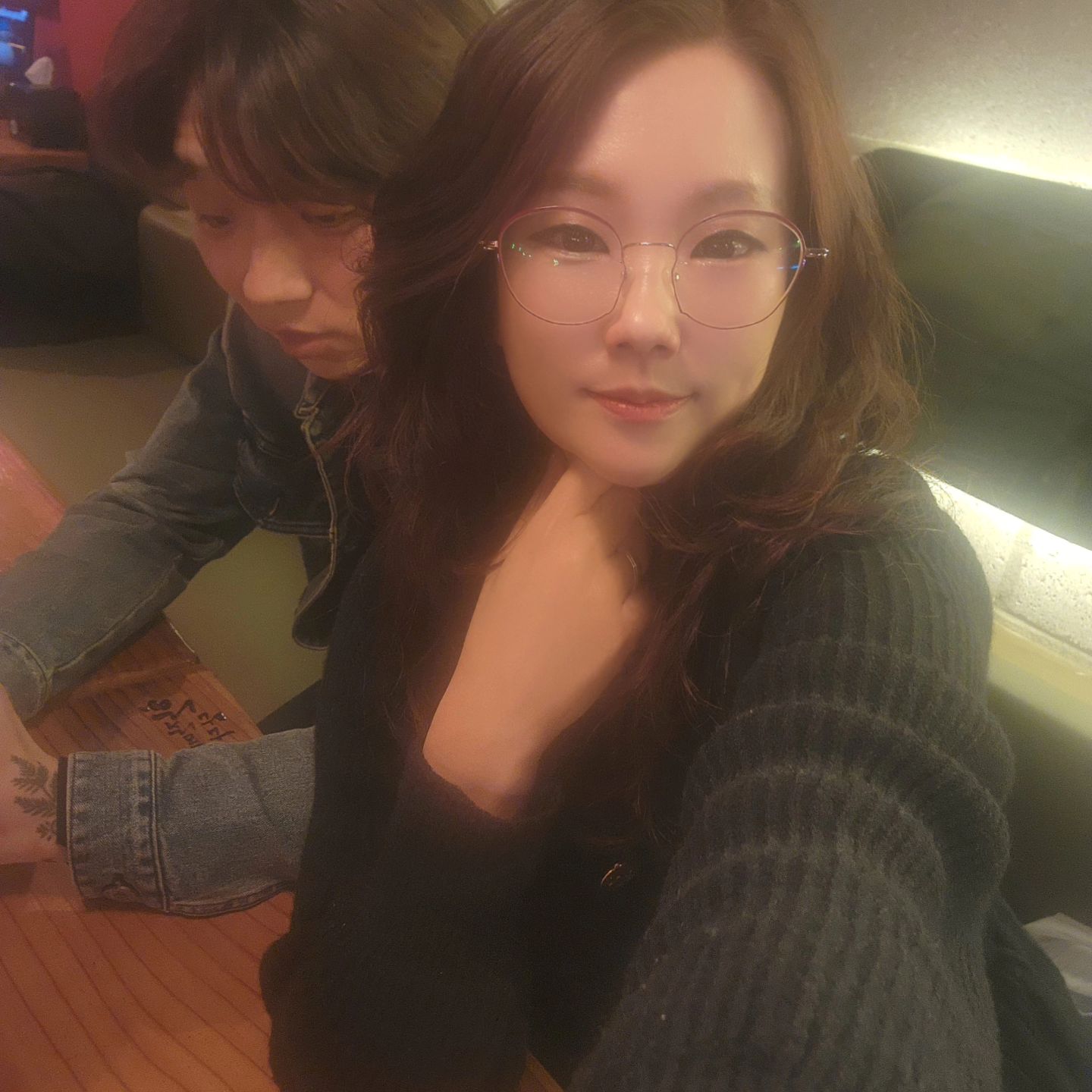 #옆으로넘기기👉👉👉 

캬앗 또 한주의 시작 월요일입니다 🩷🩷
제시는 주말에 오랜만에 놀았습니다 ~~

사진 좀 같이 찍어주라 😭😭
몰래 찍다가 딱걸리고요 ㅋㅋㅋㅋㅋ
오빠랑 함께 하는 하루 🤎
언넝 연차 생겨라아얍 ✨️✨️✨️
(연차생기면논너가쟈앙🩵ㅇㅋㅂㄹ? lovecherrykr8)

여니 없어서 노래주점두 백만년만에 갔네요🤣🤣
할맥에서 제시의 최애메뉴가  파인샤베트인데
한 입도 안먹었다니 슬포요 🥲 근데  사진은 또 찍었댜능 🫣

토요일은 너어무 덥고,
일요일은 너어무 춥고
이노무 날씨변덕 오늘 아침도 춥다
감기 걸리기 딱 좋은 지금

다들 감기 조심하세여 💜💜

#월요일시작 #월요병 #주말일상 #럽스타
#날씨변덕 #30대여자 #젊줌마 #일탈녀❤