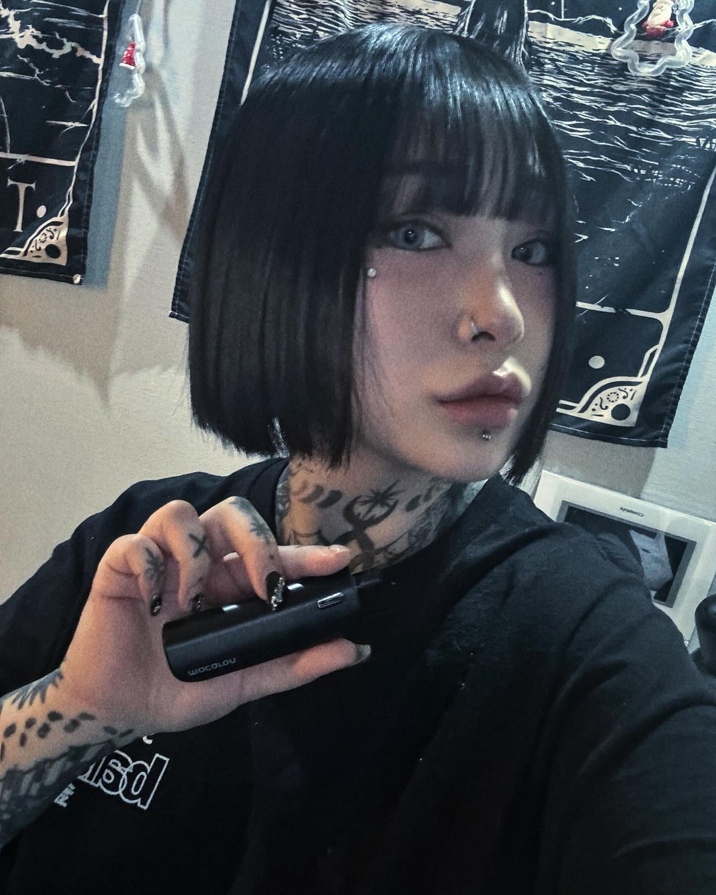 💨 drvape_official 마카롱 전자담배💭

카와이한 파스텔컬러의 여러가지 색깔로 나왔고, 디자인,맛표현,무화량 무엇하나 빠지지않는 아이! 
하루종일 들고다녀도 누수가 없는게 좋ㄷr🖤