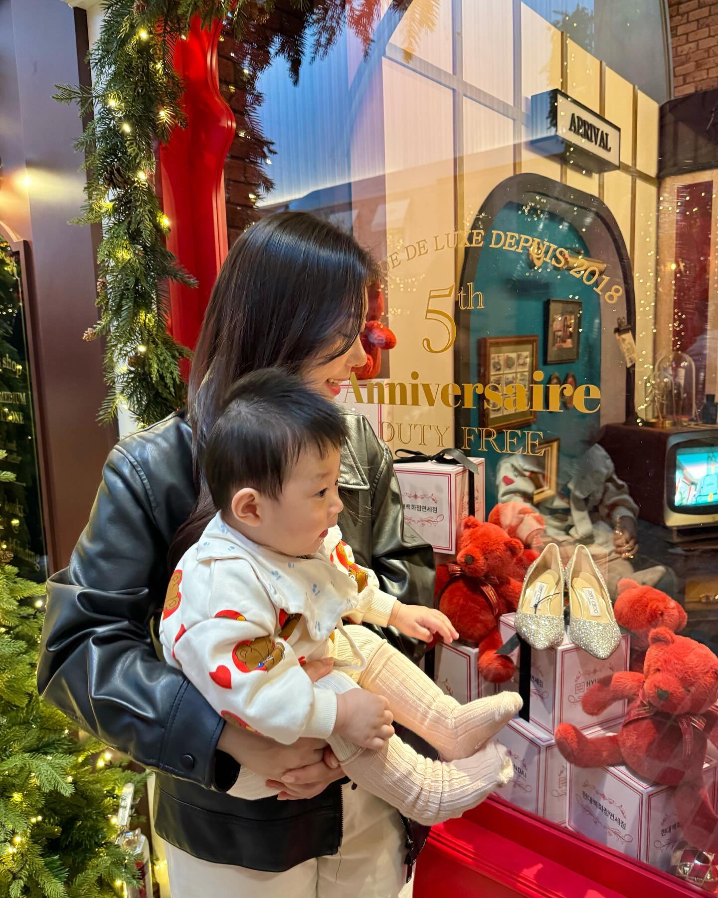 ⠀
10장 꽉꽉 채운 더현대 크리스마스 🎄🎅🏻
불나방 태오답게 처음보는 반짝반짝한 트리와 조명에 홀리,,ෆ
⠀
아기랑 더현대 크리스마스 예약없이 즐기는 꿀팁 나갑니다용🌟
⠀
⠀
📍THE HYUNDAI SEOUL 5층
⠀
⠀
🍯 더현대서울 현장 웨이팅 TIP (11.12 방문기준)
✔️입장기간/ ~ 2023.12.31(일)까지
✔️입장시간/ 10:30 ~ 22:00
✔️ 제일좋은 방법은 마감시간 이용해서 입장하기-!
사람없이 여유롭게 사진찍기도 좋고 붐비지 않게 즐길수 있어요 (하지만 아기있는집은 자야할시간이져? ㅠㅠ)
✔️네이버에서 가장 최신 QR코드를 검색해서 출발하기전에 넉넉하게 웨이팅을 걸어놓아야해요 🖍️
✔️타이밍이 안맞을수도 있으니 한명은 조금더 일찍이나 조금더 늦게 웨이팅 따로 걸기!
✔️현장 웨이팅은 당일 오후에는 거의 마감되기 때문에
오전에, 조금이라도 서두르시는걸 추천드려요 ◡̈
✔️🚘 현백 어플을 설치하면 매달 2개씩 2시간 무료주차권을 받을수 있어요-
더현대 주차비 살인적이니 어플설치 필수,,🥲
✔️유모차는 입장 불가라 앞쪽에 주차해놓고 가야해요-
오래둘러보실거라면 아기띠 지참하기
✔️다양한 포토존과 상점이 있지만 제 픽은 해리의 꿈의상점🎁
가장 크리스마스 감성이라 사진도 예쁘게 나와요-!
✔️중앙 대형트리 사진찍을땐 전신샷으로 찍으려하면 사람이 많아 안예쁘게 나오더라구요 ㅠㅠ
확대해서 상반신컷으로 찍는걸 추천 📸
✔️수유실은 같은 5층에 위치해 있어요
✔️주말방문이라면 식사는 나가서 다른곳에서 드세요.. 더현대안에서 먹으려다간 웨이팅, 자리잡는것부터 스트레스 🫠

⠀
⠀
#준나패밀리 #태오👶🏻_315일