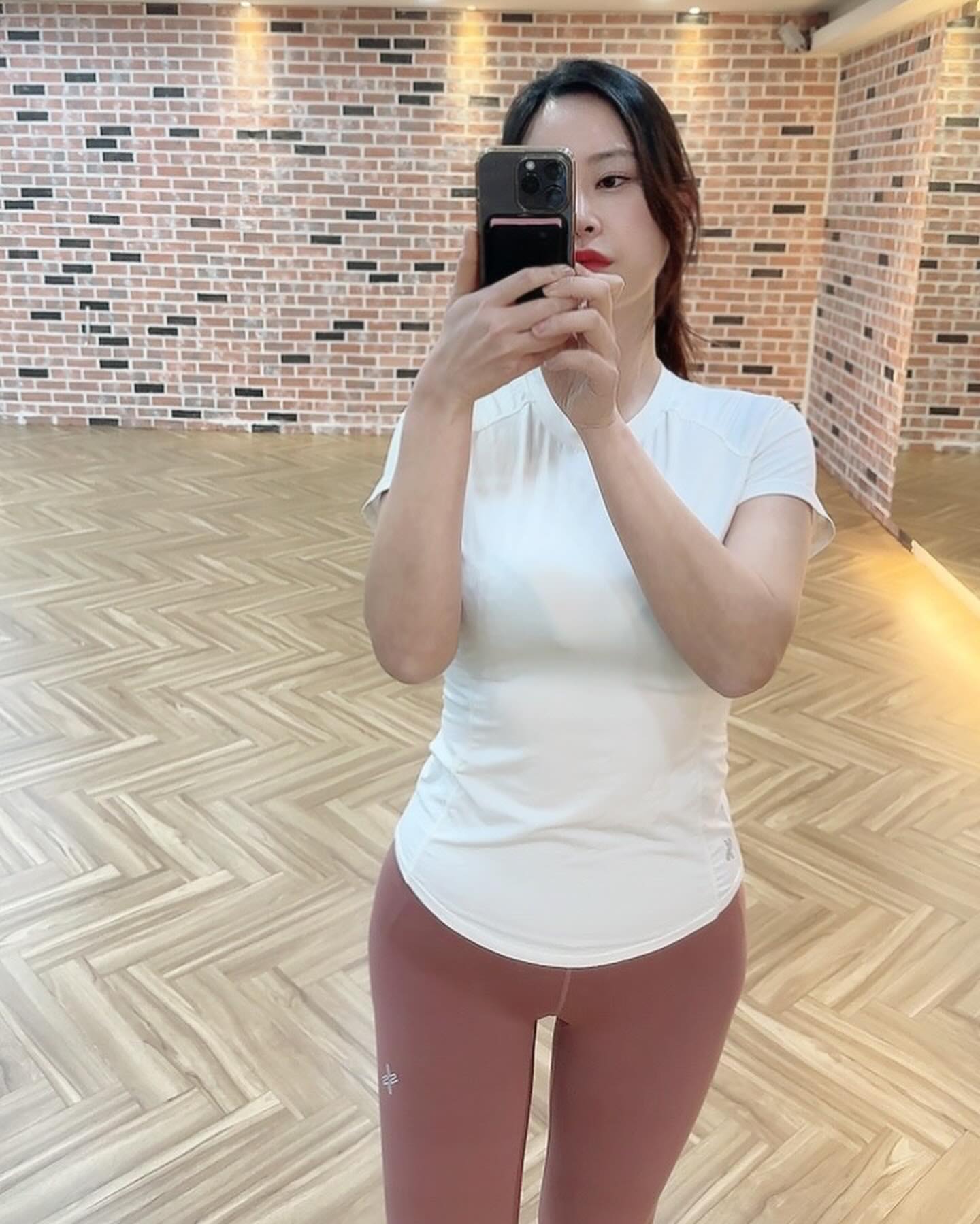 어쩌다 보니 목요일, 금요일 틱톡 연말파티와 춘사영화제에 방문하게 되었어요🫣🫣

목요일에는 드레스코드가 크리스마스,
금요일에는 블랙 엔 레드인데

어째 입고 싶은 옷들이 다 핏되고 숨쉬기가 어렵네요 ㅠㅠ 어제 입어보고 화가나서 😢😢😢

그래서 오늘은 바디쉐이핑을 위해 등근육 위주로 무게 강도를 높혀서 하고 왔어요.

등은 대근육이라 조금만 신경써도 빠르게 근육이 생기고 자세도 올바르게 해주면서 상체 탄력을 유지시켜주는데요, 핏되는 옷을 입을때 몸 라인이 예뻐 보이게 해주더라구요.

💡저는 일을 하다가도 틈틈히 세라밴드로 등과 겨드랑이 팔뚝 운동을 꾸준히 해주고 있어요
조만간 세라밴드 운동 루틴은 다시 공유해드릴께요!!

물론 한부위 운동만으로 몸매를 만드는 것은 불가능하니 꾸준한 운동이 정답이지만 
중요한 일정을 앞두고 등근육 신경써주는 것도 꿀팁 중 하나라는거 기억해두기!! 🫶🫶

#열쩡언니 #디열쩡이 #열쩡스루틴 #아가줌마 #고백시리즈